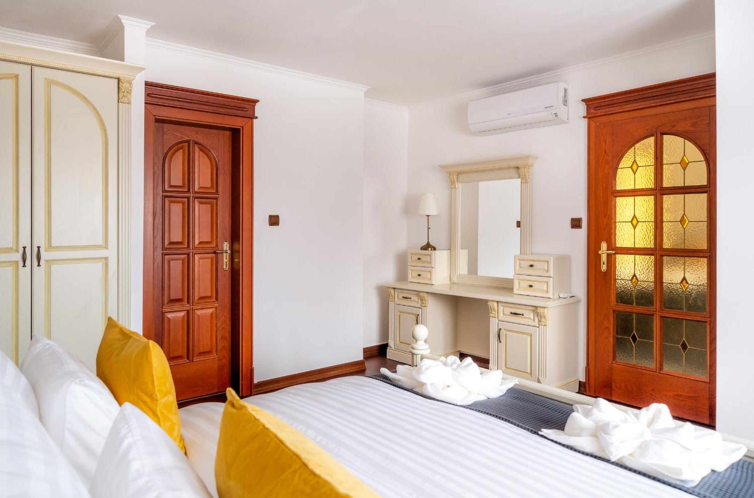 5BR 2BATH Masarykovo nábřeží apartment