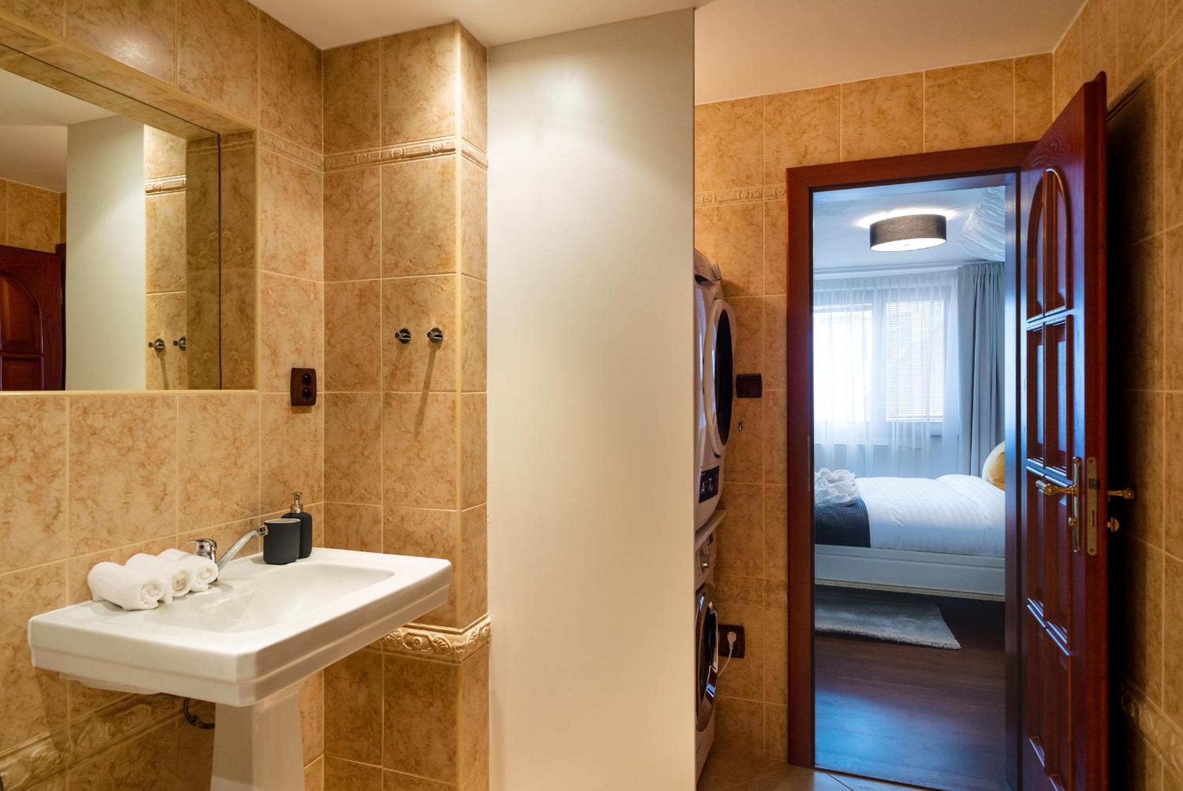 5BR 2BATH Masarykovo nábřeží apartment