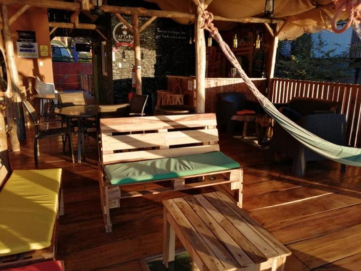 Captain Morgan Hostel Lake Coatepeque