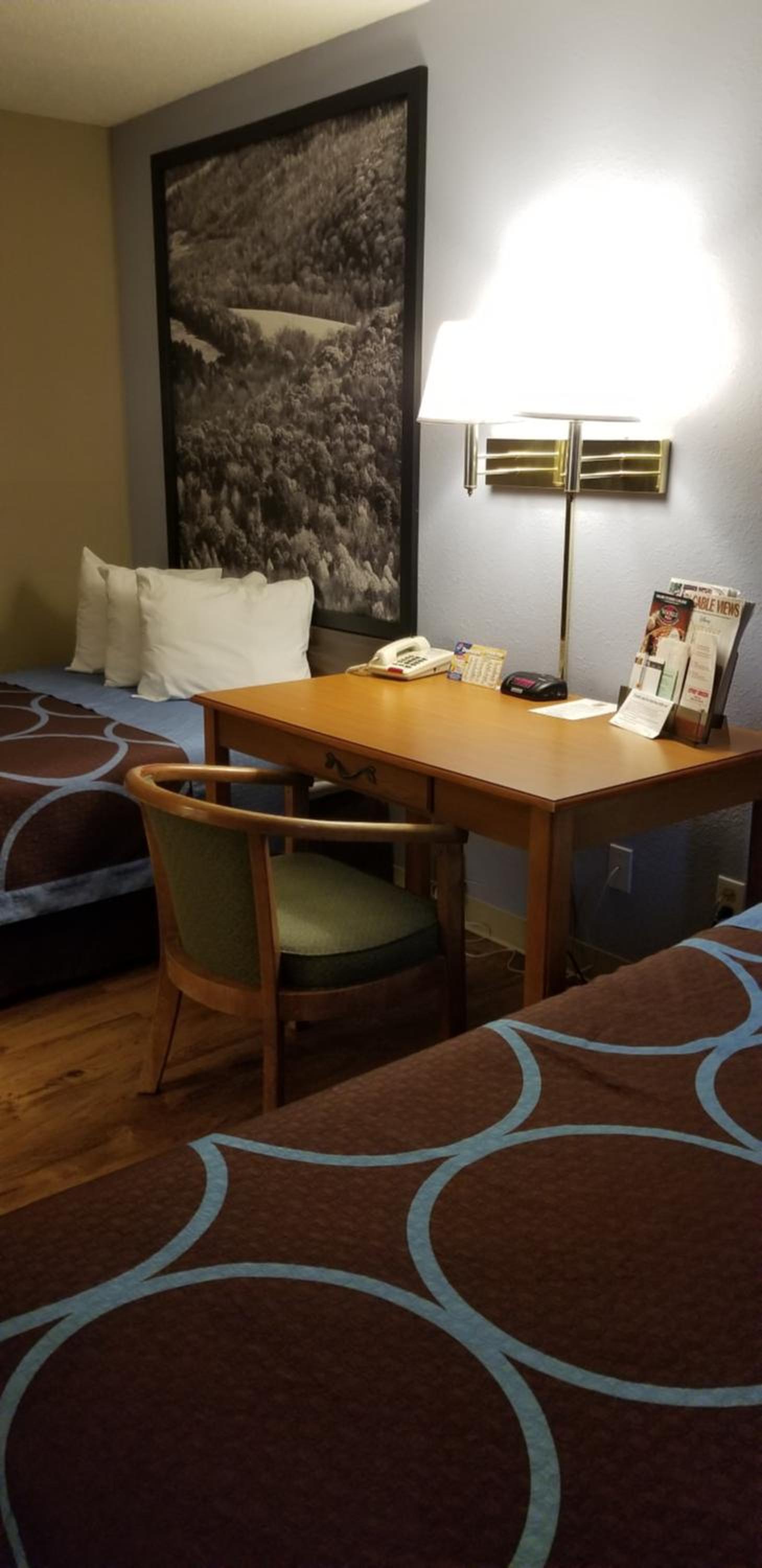 Super 8 by Wyndham East Stroudsburg - Poconos