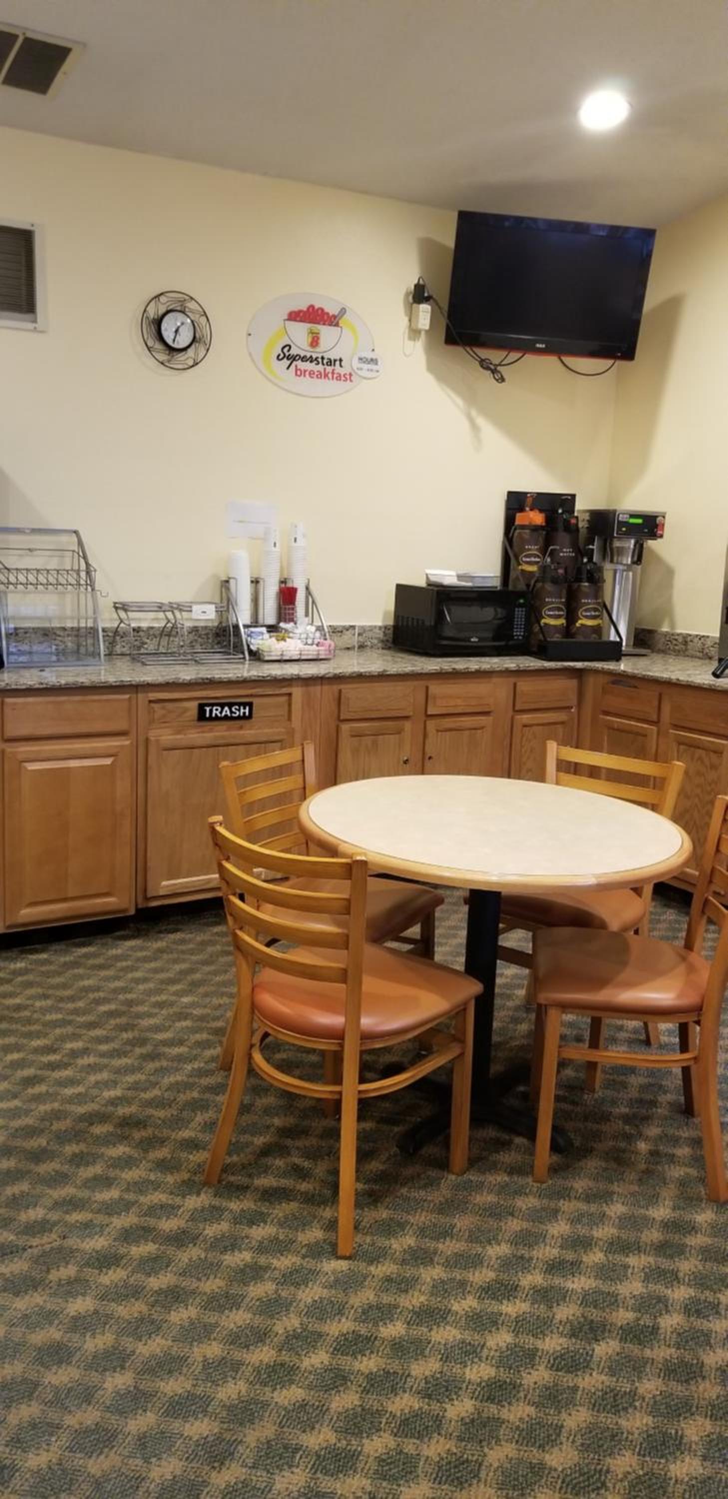 Super 8 by Wyndham East Stroudsburg - Poconos