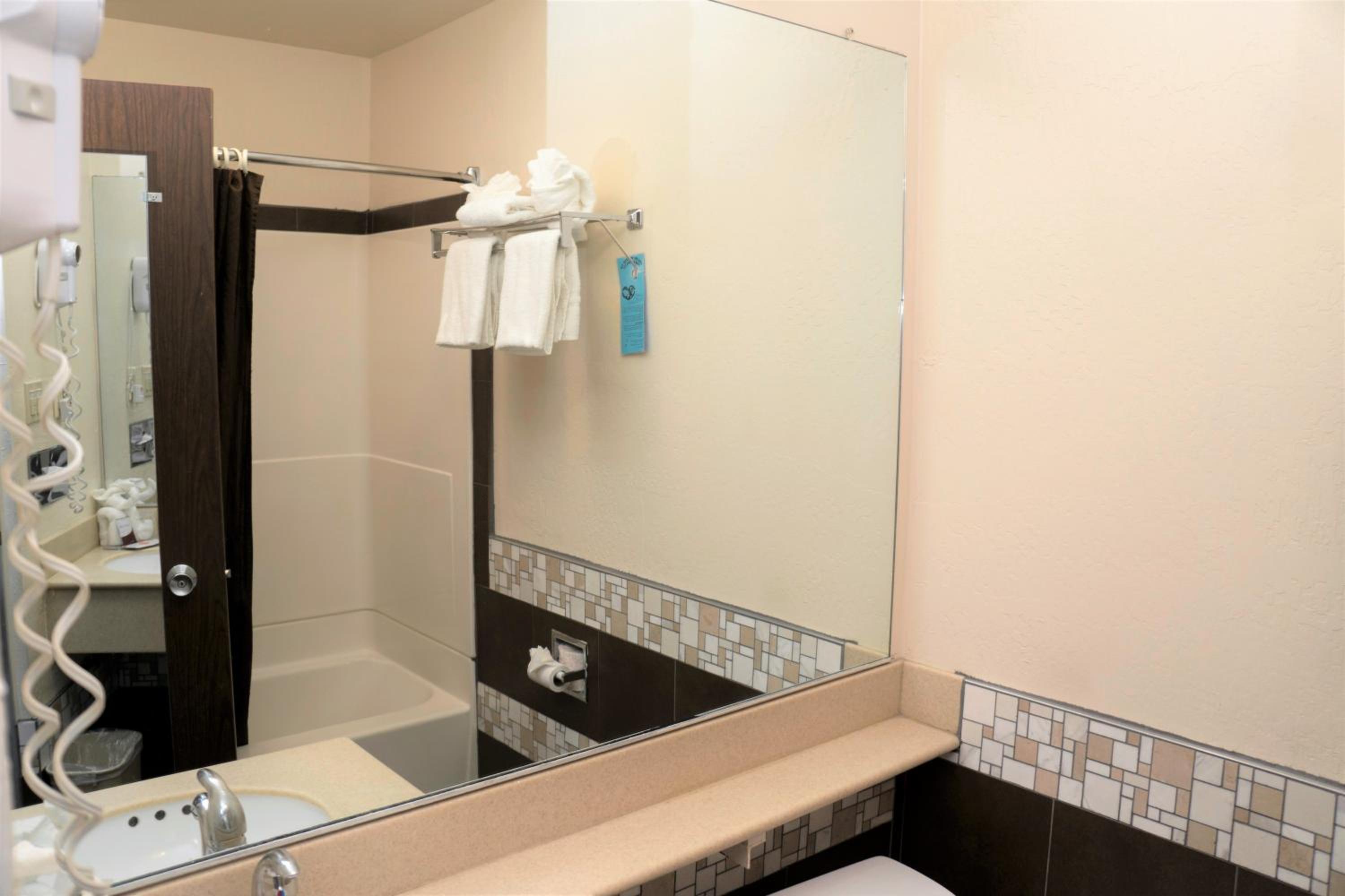 Barstow Vacations - California Inn Barstow - Property Image 8