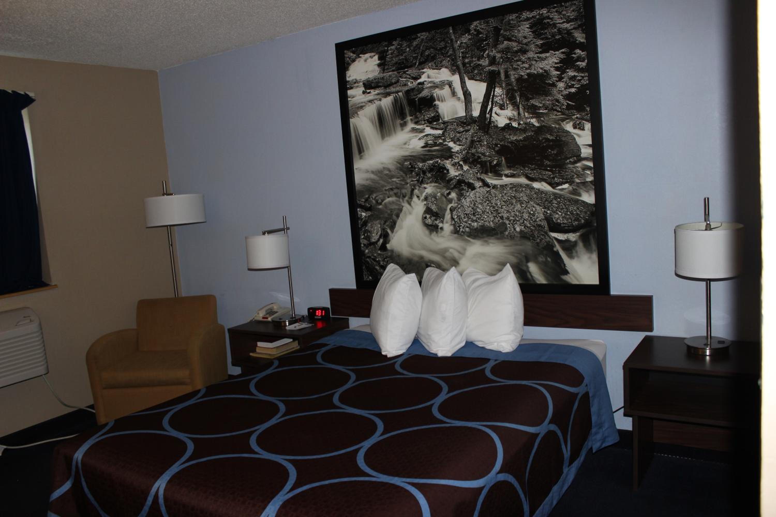 Super 8 by Wyndham East Stroudsburg - Poconos