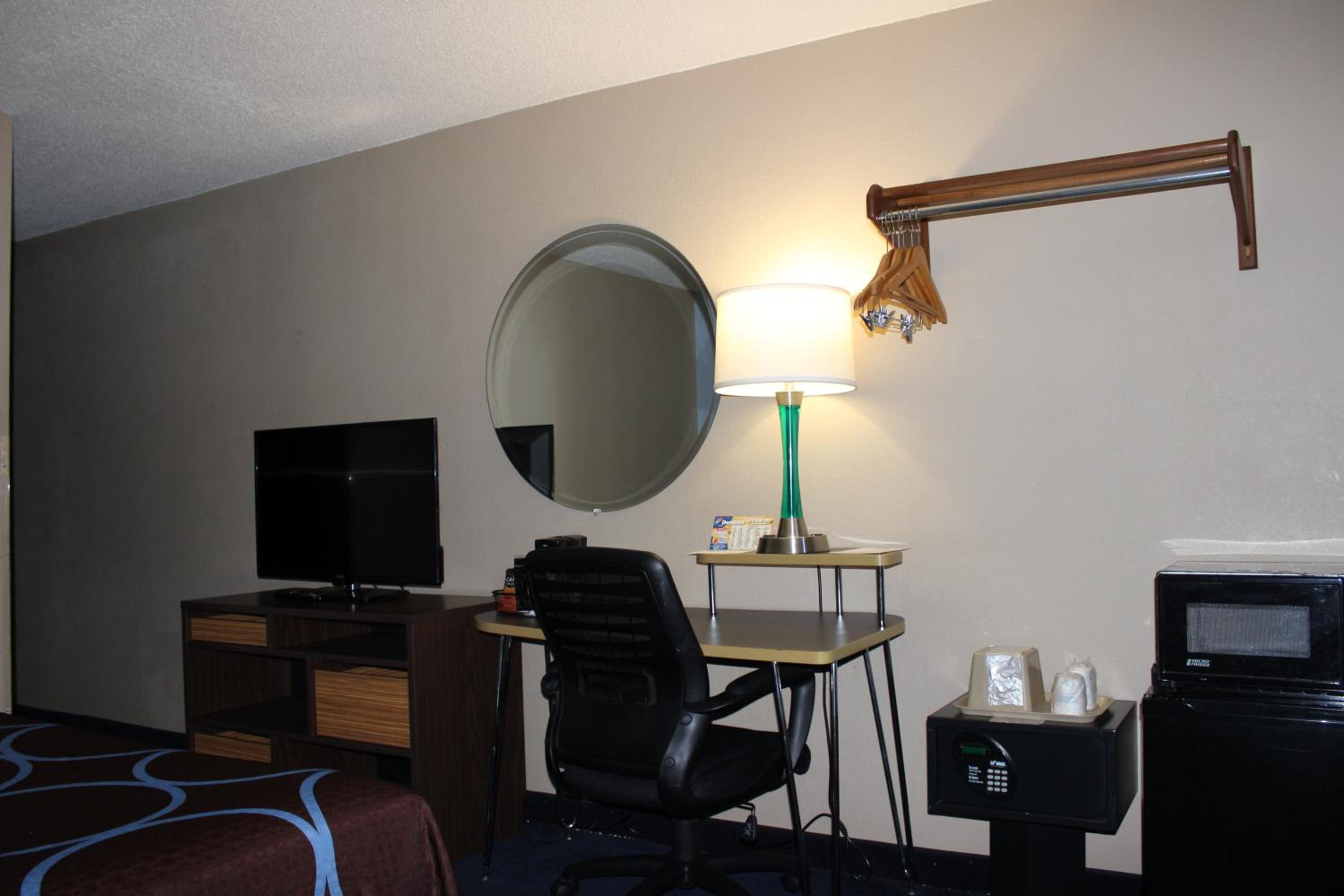 Super 8 by Wyndham East Stroudsburg - Poconos