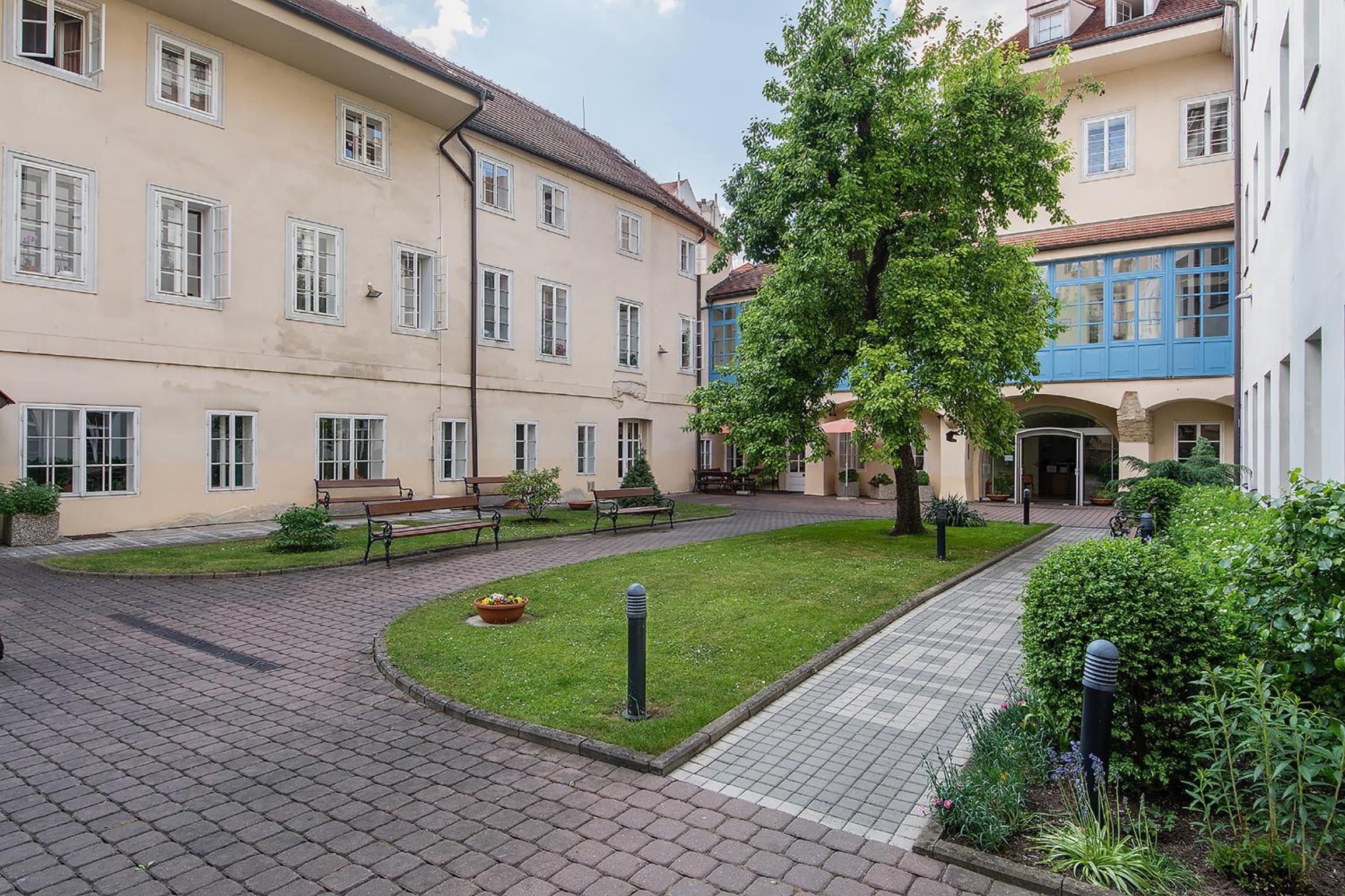 In Heart of Prague - 2BR 2BA Elegant Downtown Apt