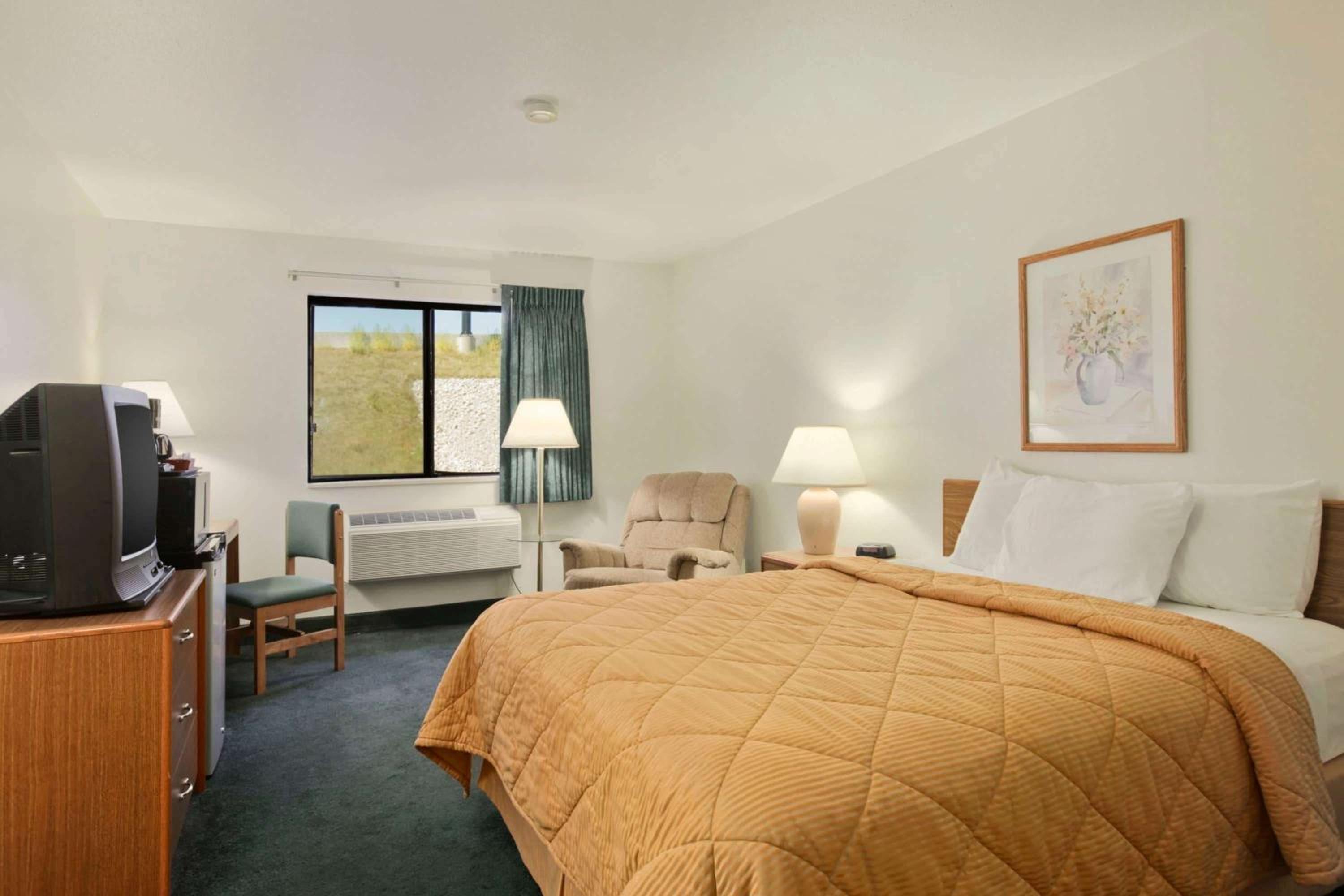 Peoria Vacations - Super 8 by Wyndham Peoria East - Property Image 22
