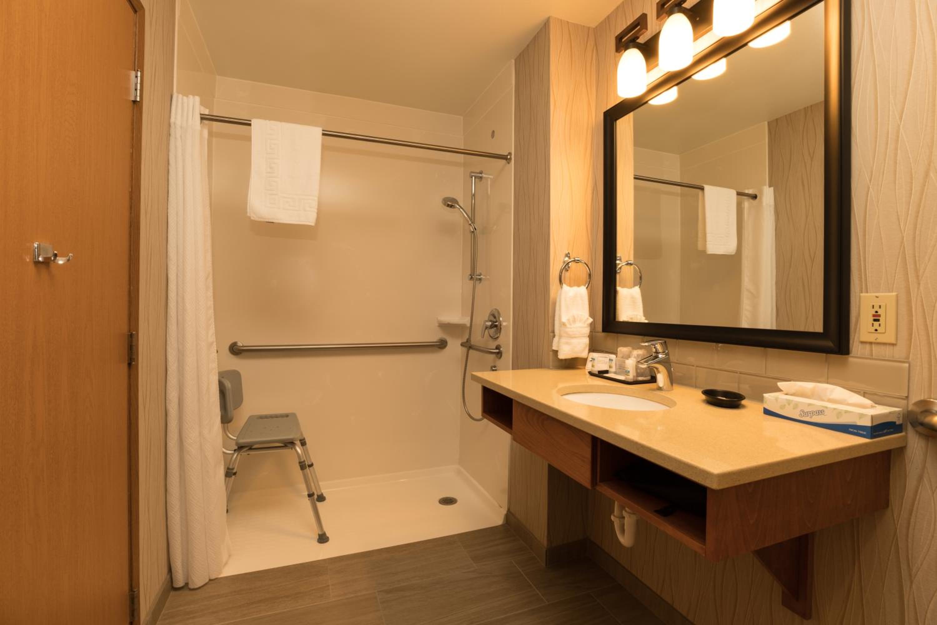Lakeside Lodge and Suites