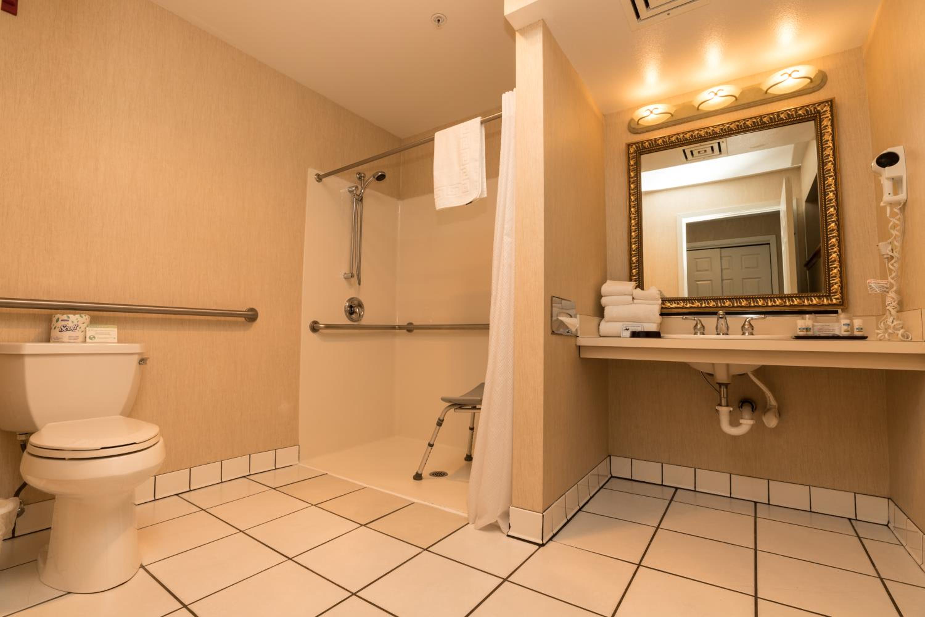 Lakeside Lodge and Suites