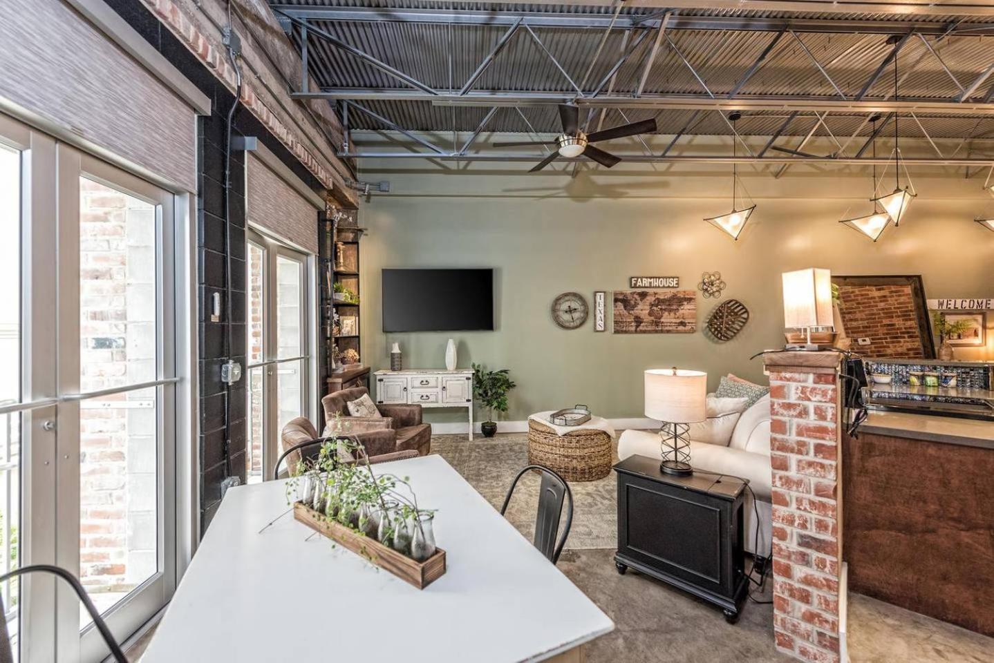 Green Door Lofts -Magnolia Loft, Silos/Downtown view 3
