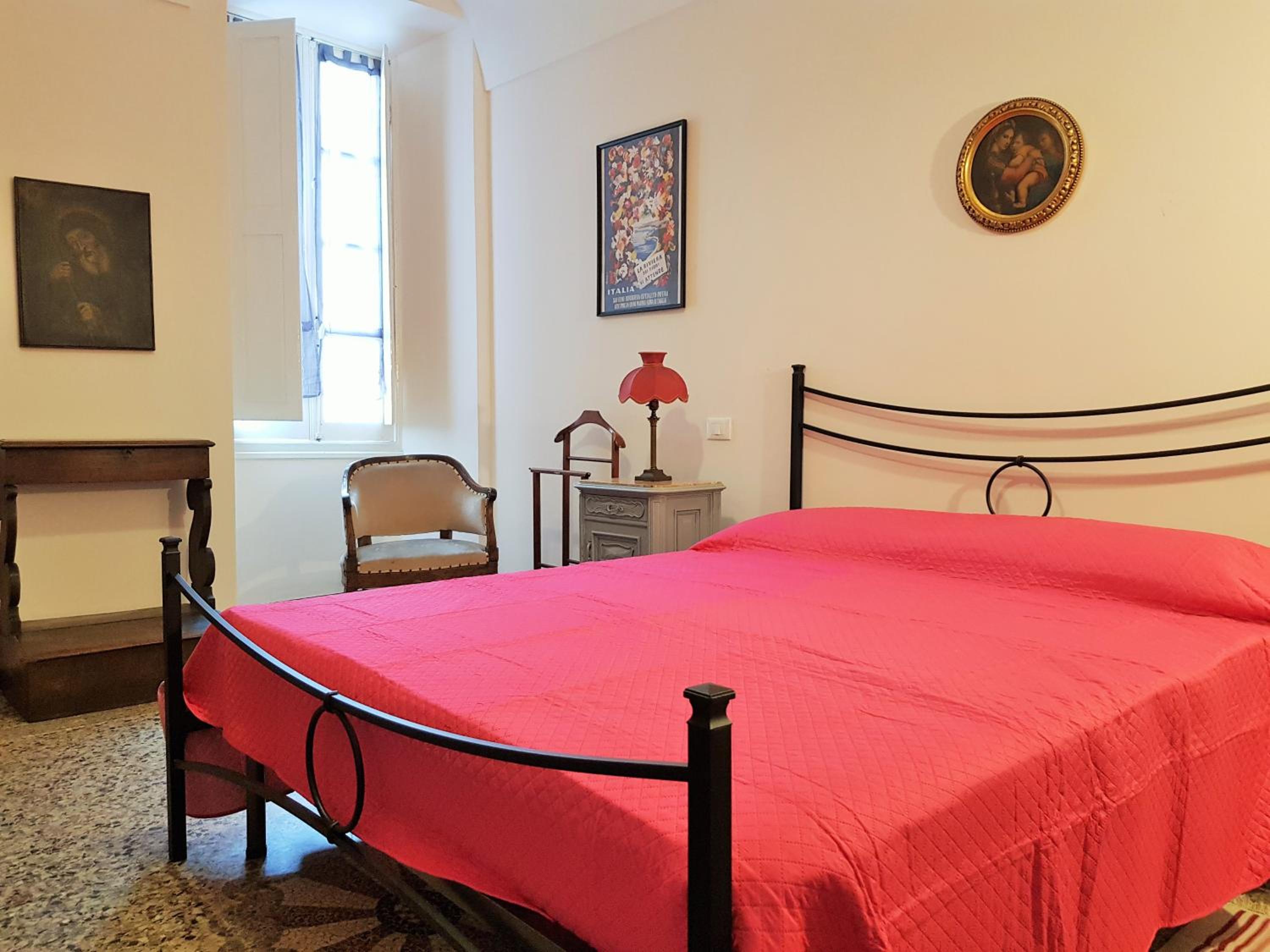 Medieval Pieve, holiday home with garden, WiFi & parking