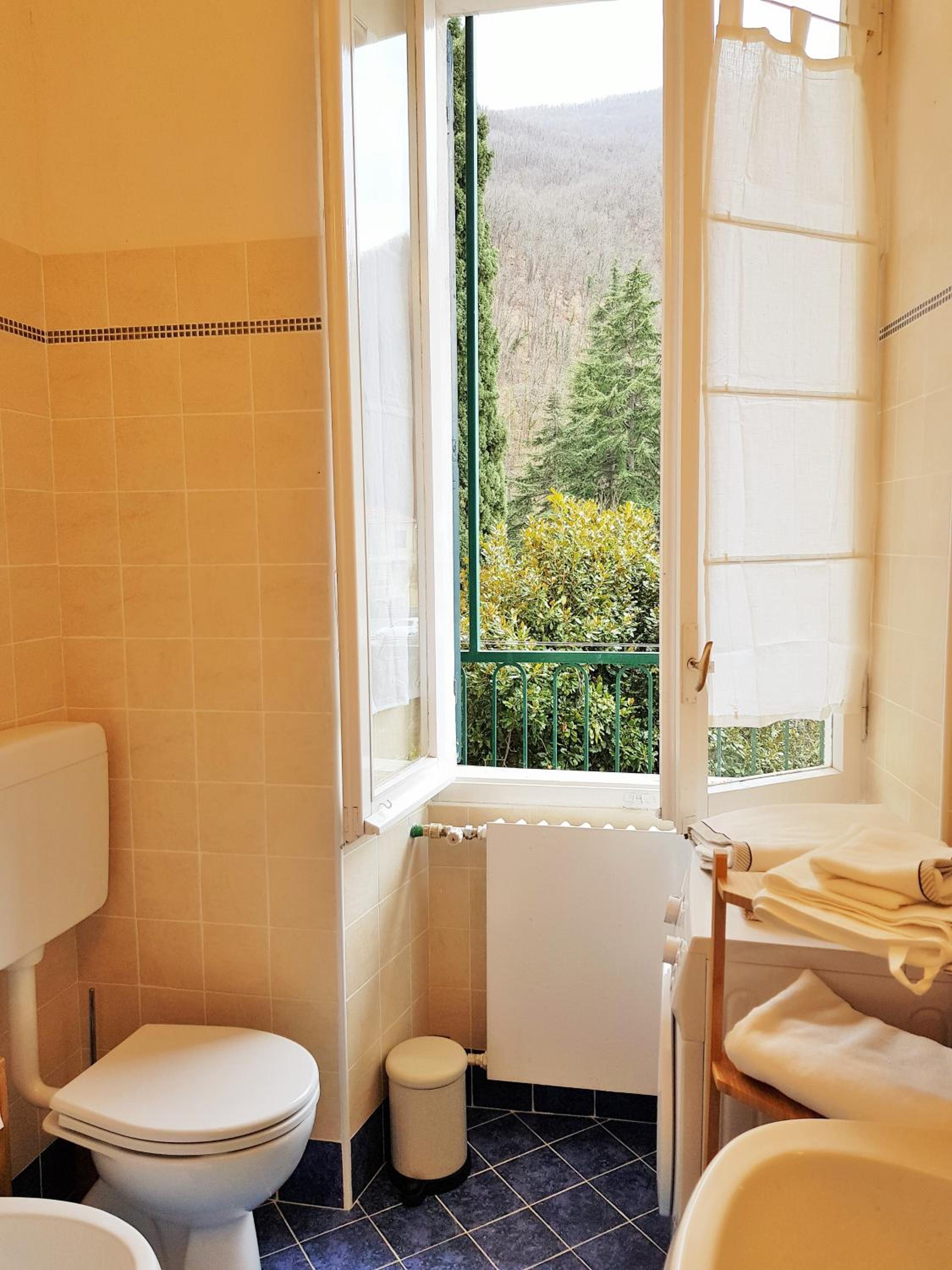 Medieval Pieve, holiday home with garden, WiFi & parking