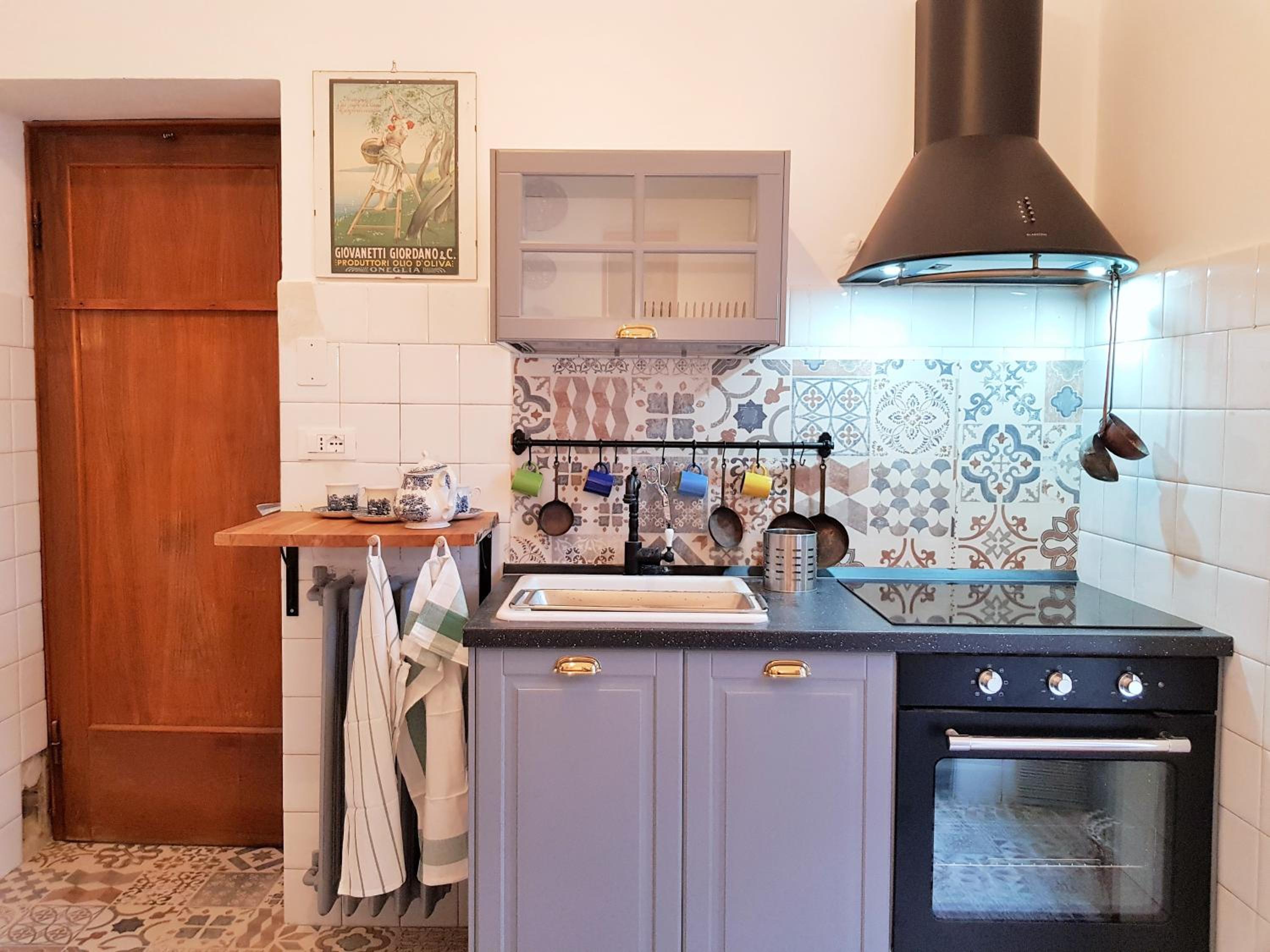 Medieval Pieve, holiday home with garden, WiFi & parking