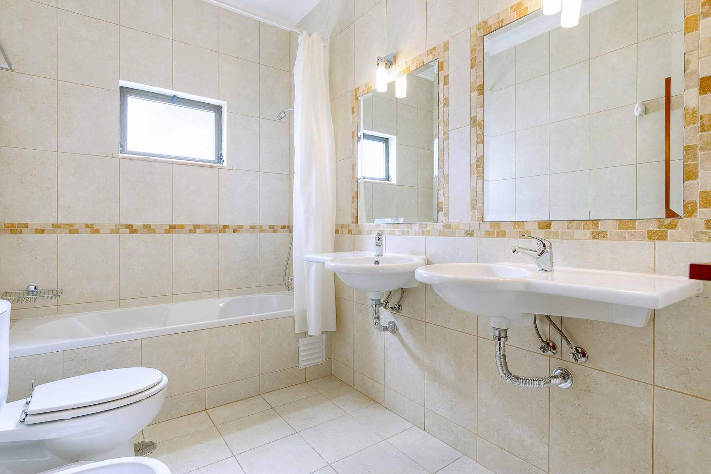 Villa Simoes en Guia — bathroom