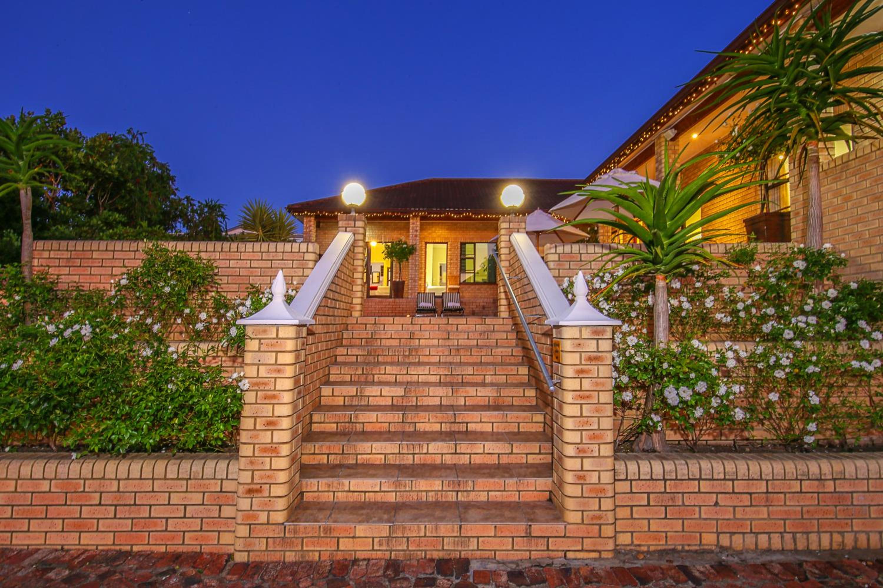 Hotel Amber Guest Lodge - Image 1