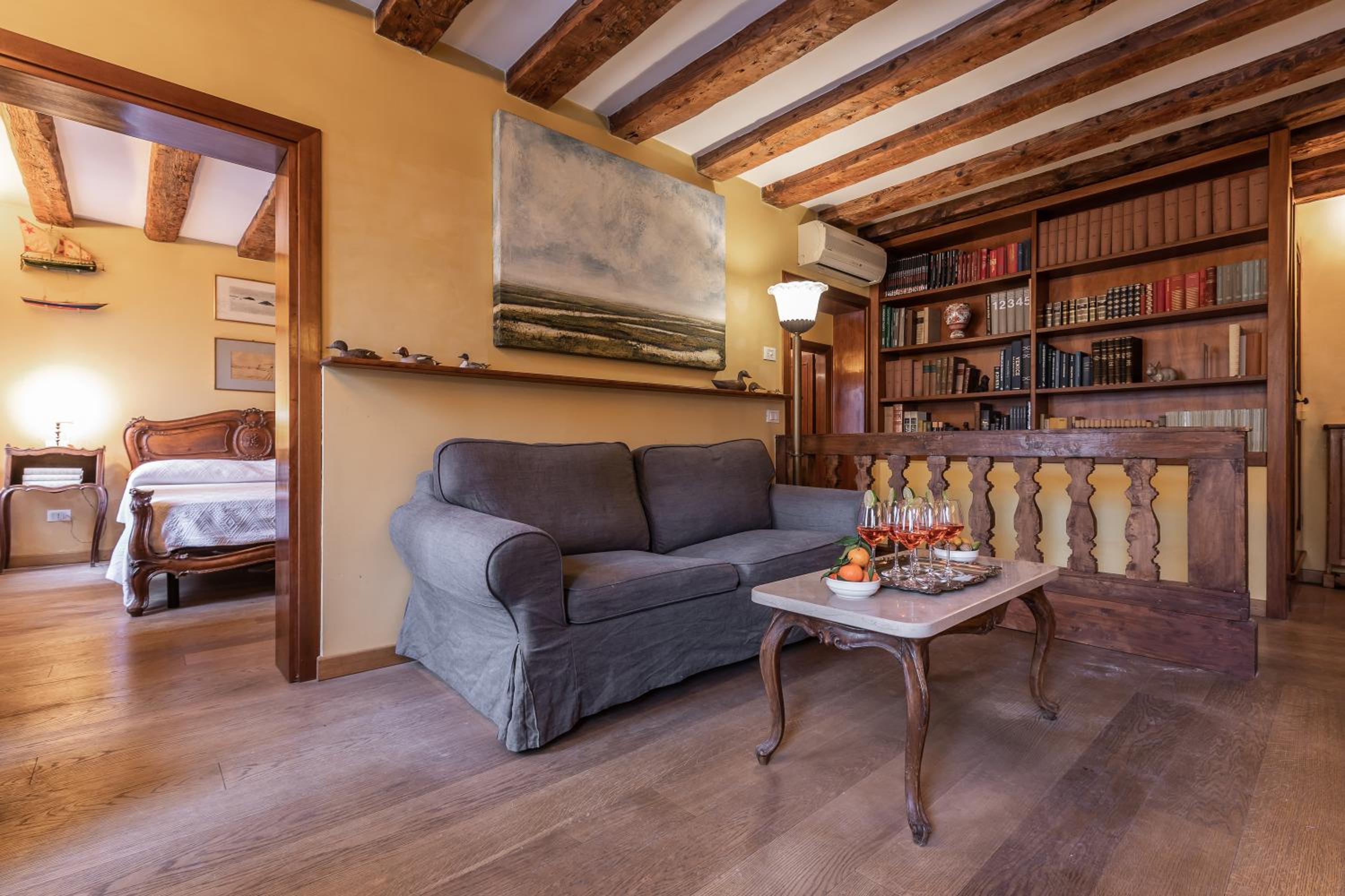 La Tana Cozy Apartment in Campo San Maurizio