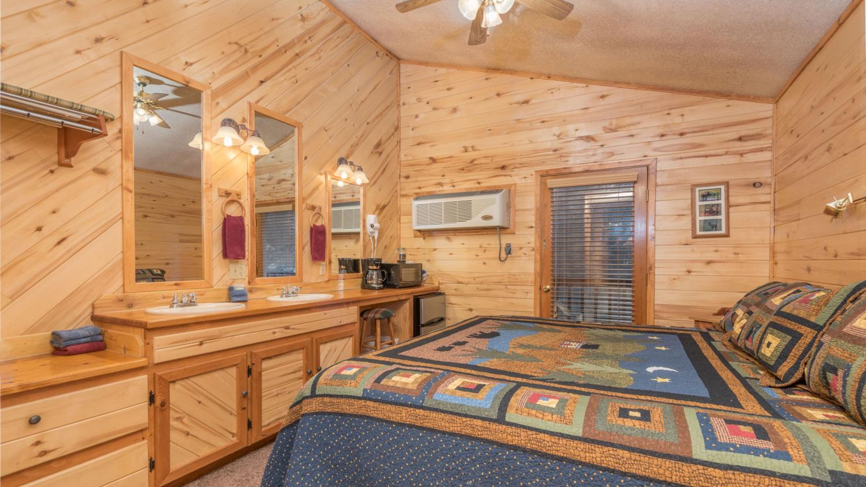 Upper Canyon Inn & Cabins