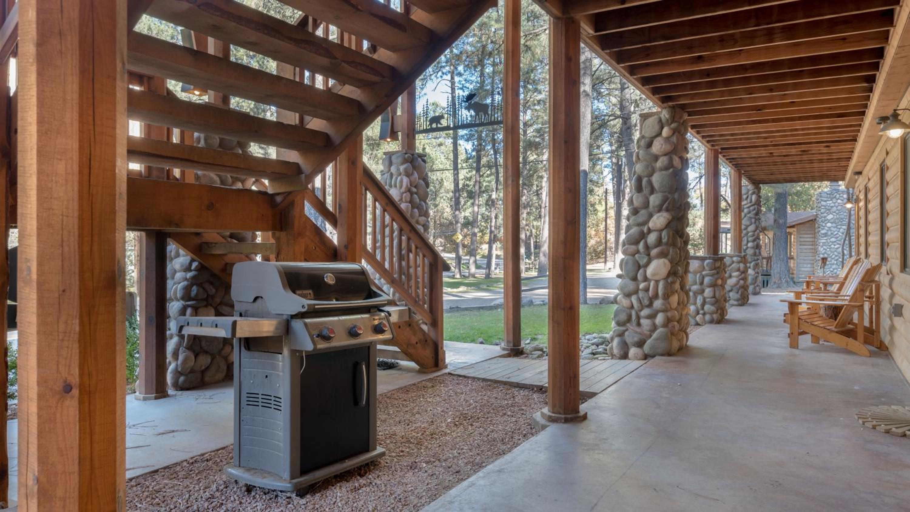 Upper Canyon Inn & Cabins