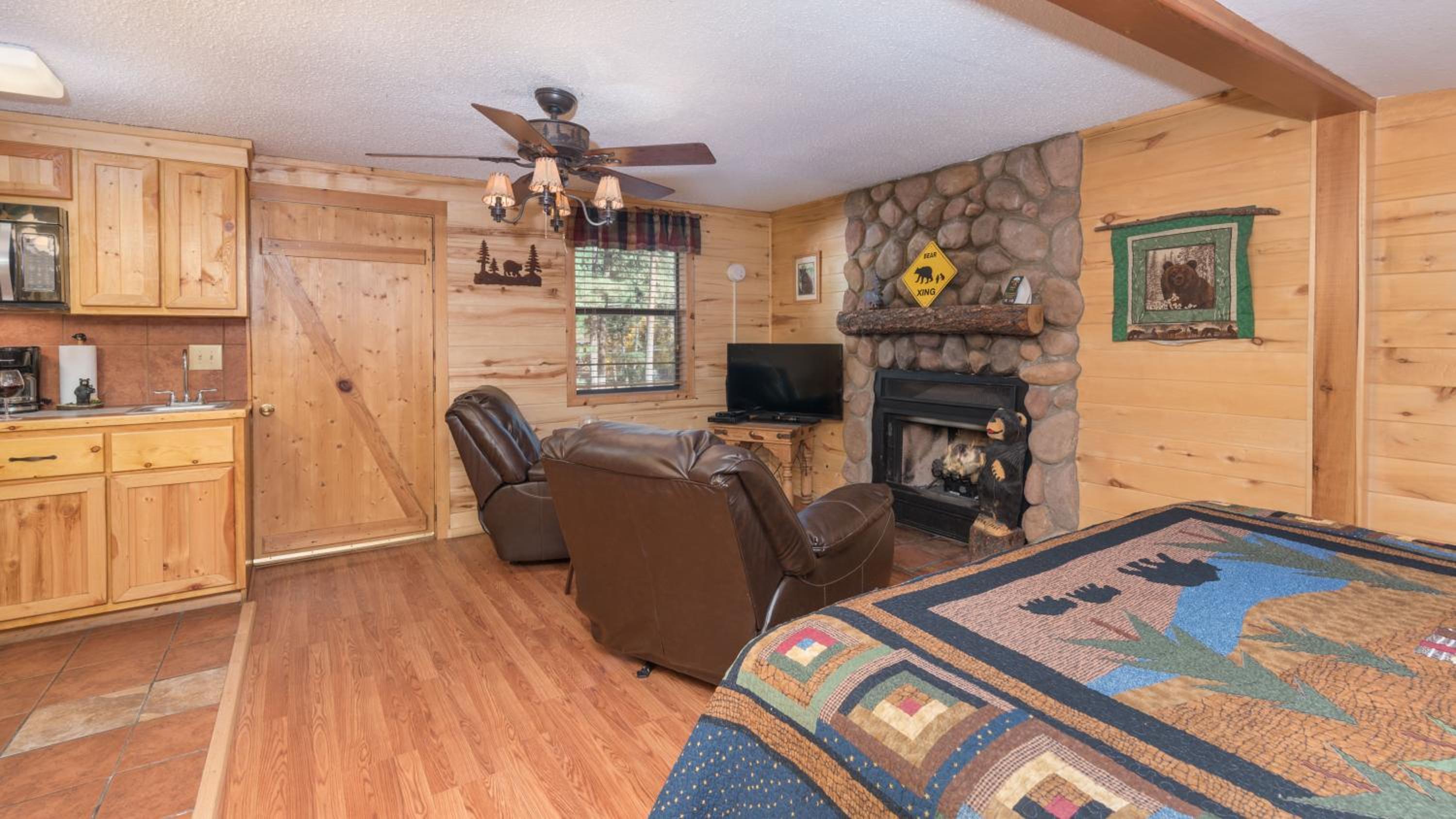 Upper Canyon Inn & Cabins
