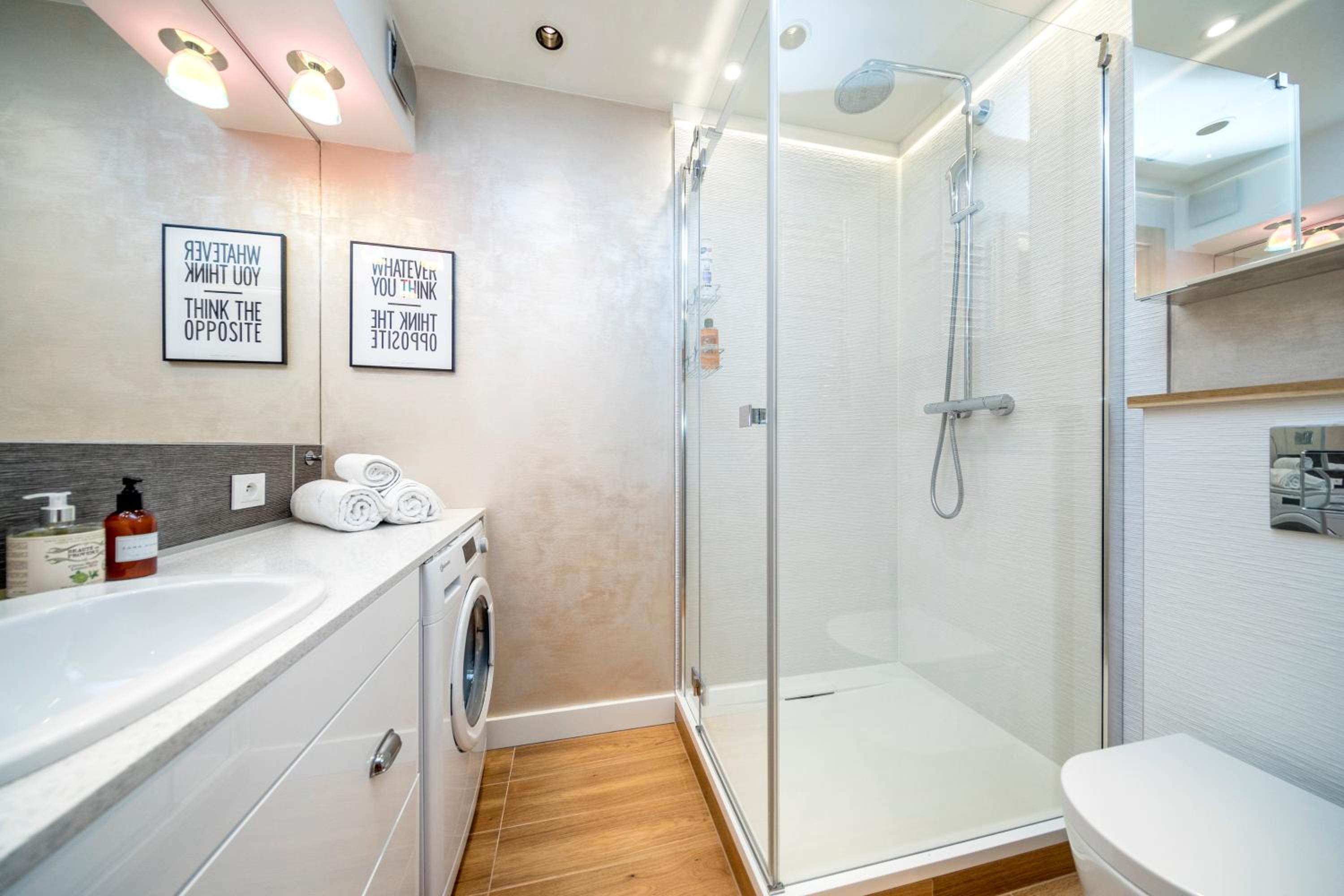 Golden Apartment with Air Condition by Your Freedom view 4
