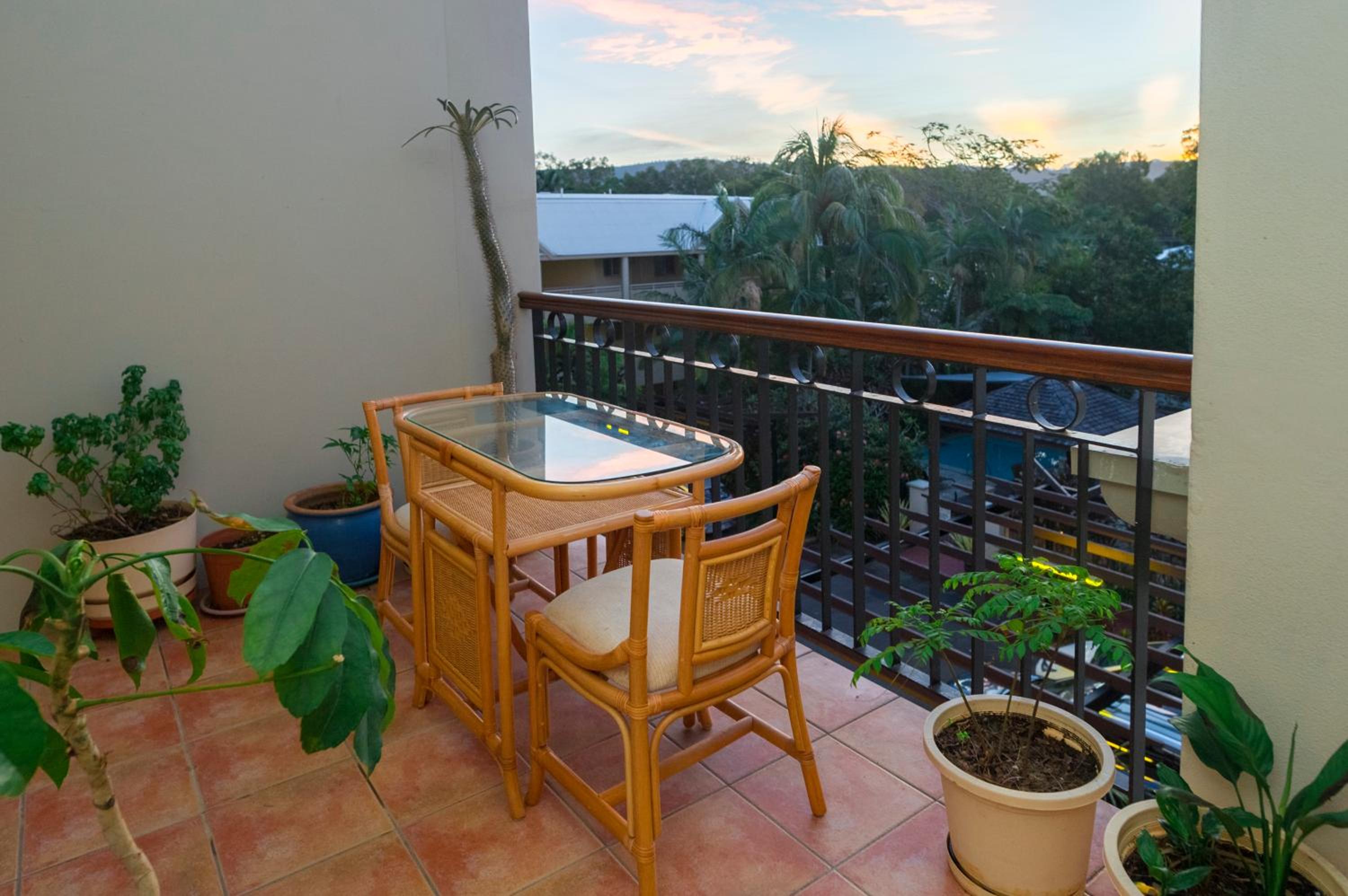 LUXURY Apartment Studio PORT DOUGLAS 65 SQ MTRS and Bath view 3