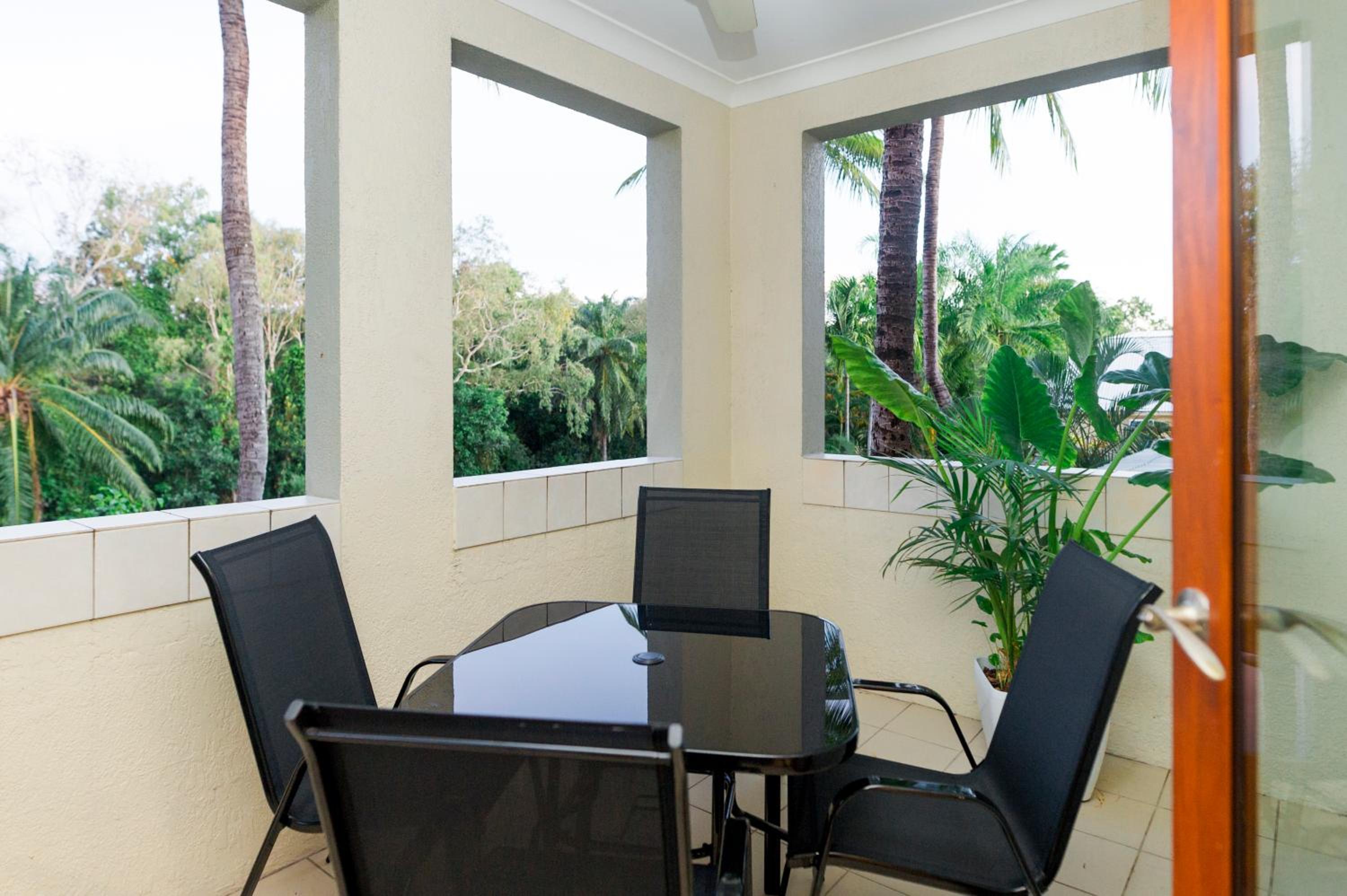 LUXURY Apartment Studio PORT DOUGLAS 65 SQ MTRS and Bath view 4