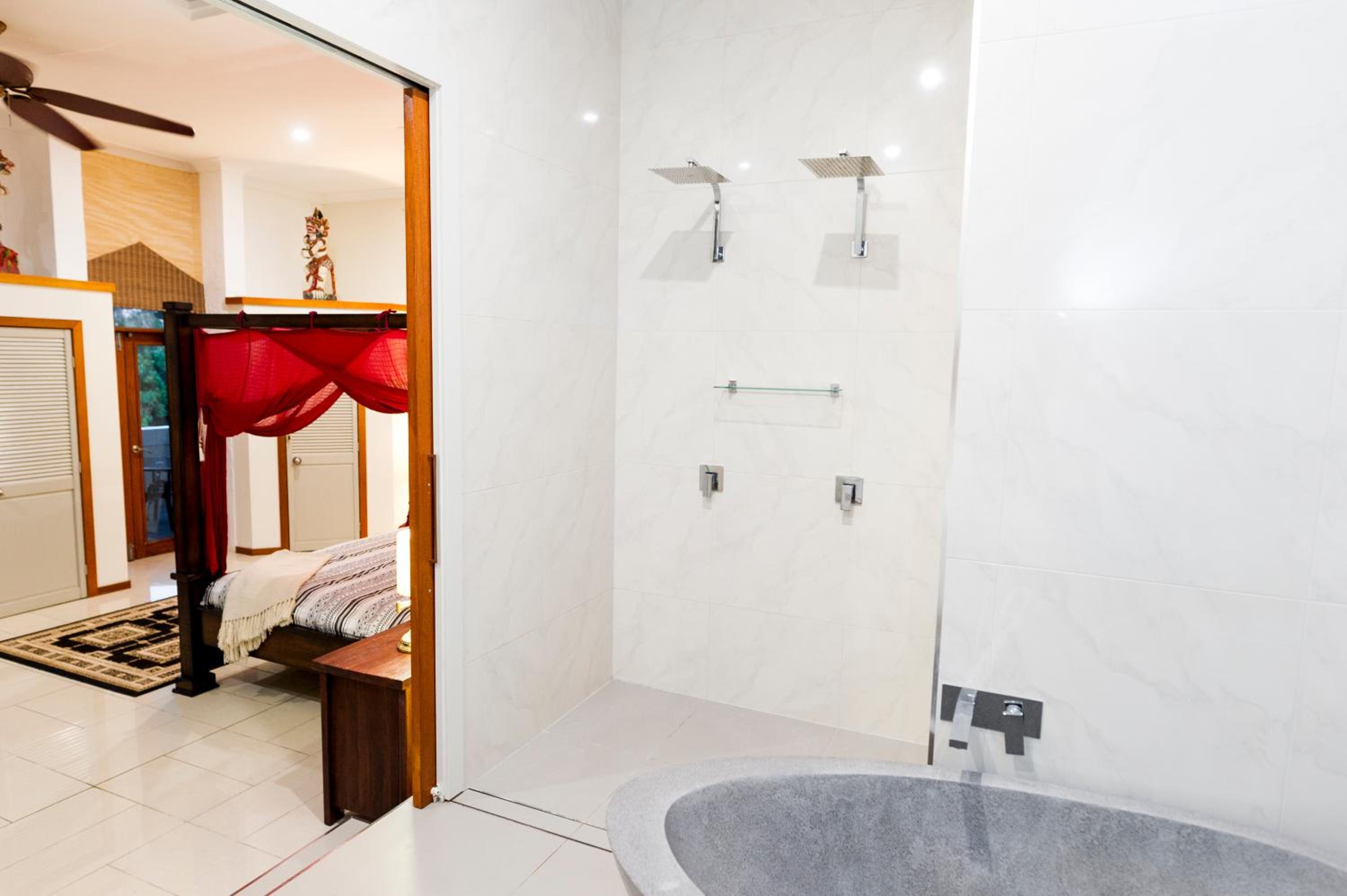 LUXURY Apartment Studio PORT DOUGLAS 65 SQ MTRS and Bath view 2