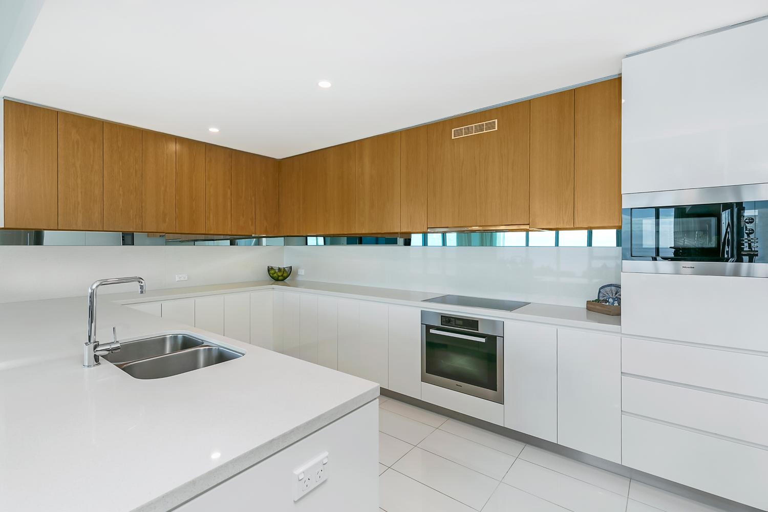 Number 1 H Residences - WiFi, Parking & More by Gold Coast Holidays