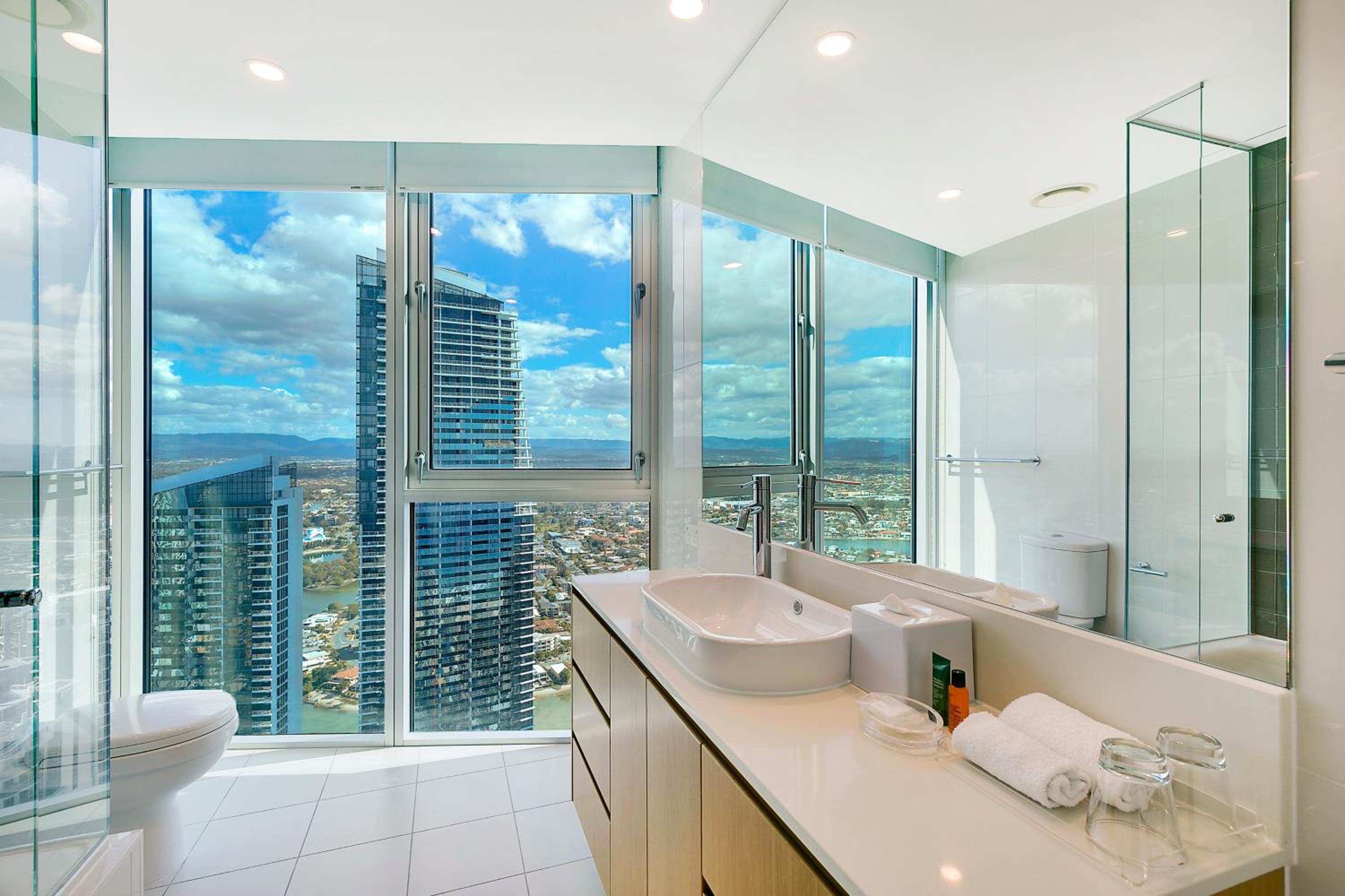 Number 1 H Residences - WiFi, Parking & More by Gold Coast Holidays