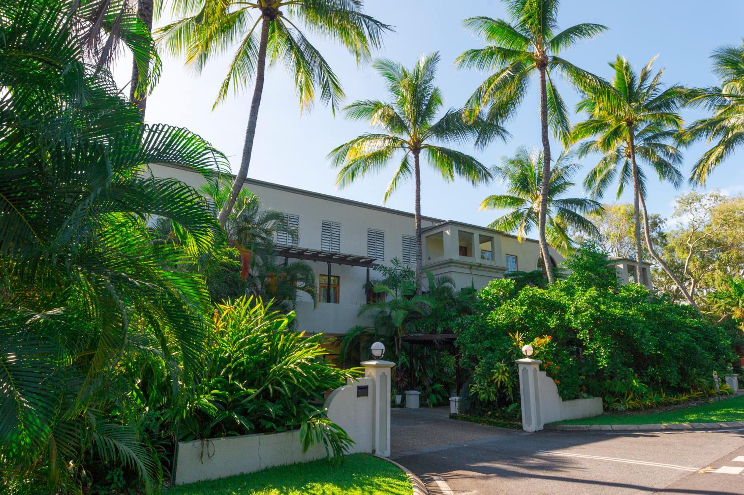 LUXURY Apartment Studio PORT DOUGLAS 65 SQ MTRS and Bath view 5