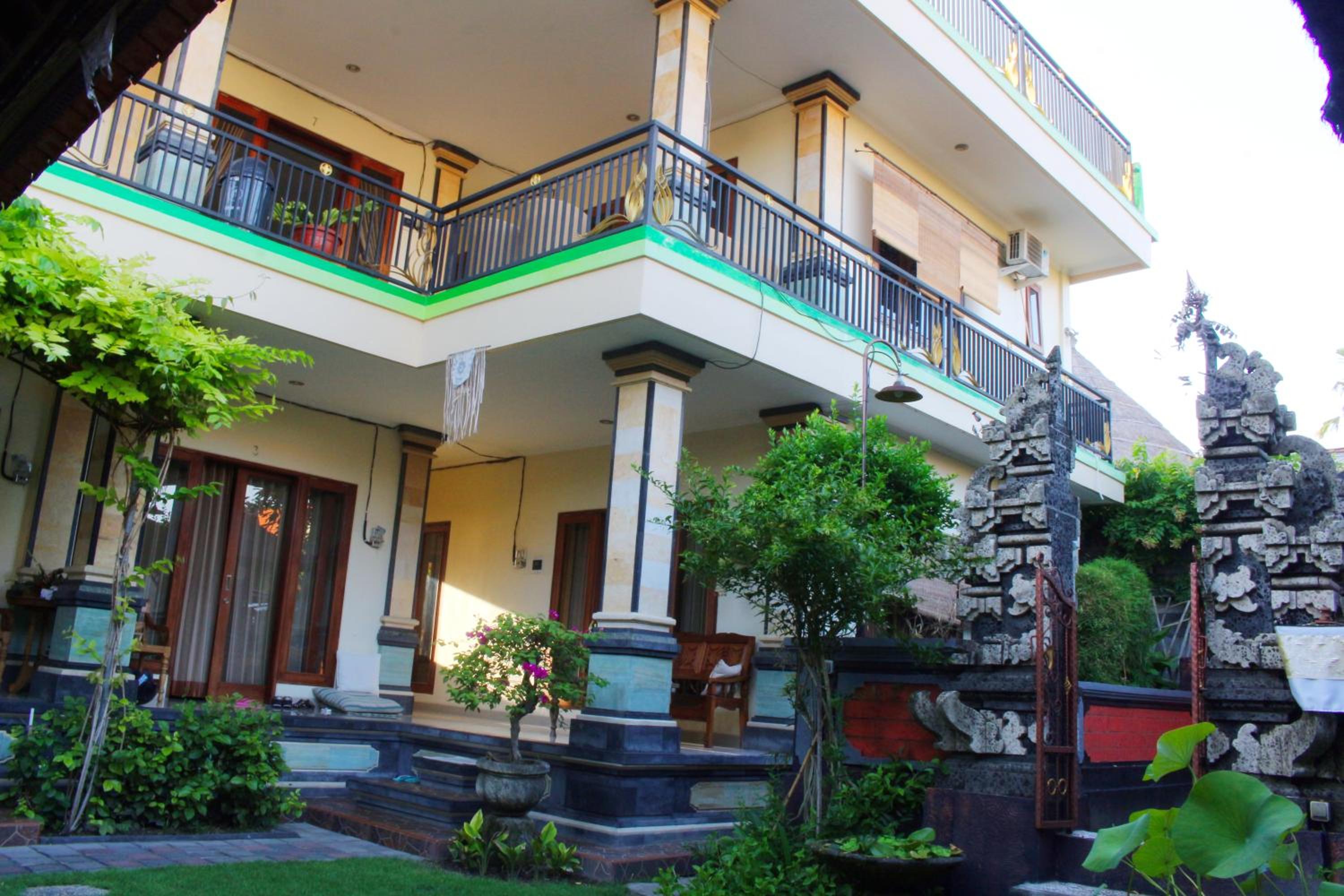 Hotel CR Tris Rooms Seminyak - Image 1