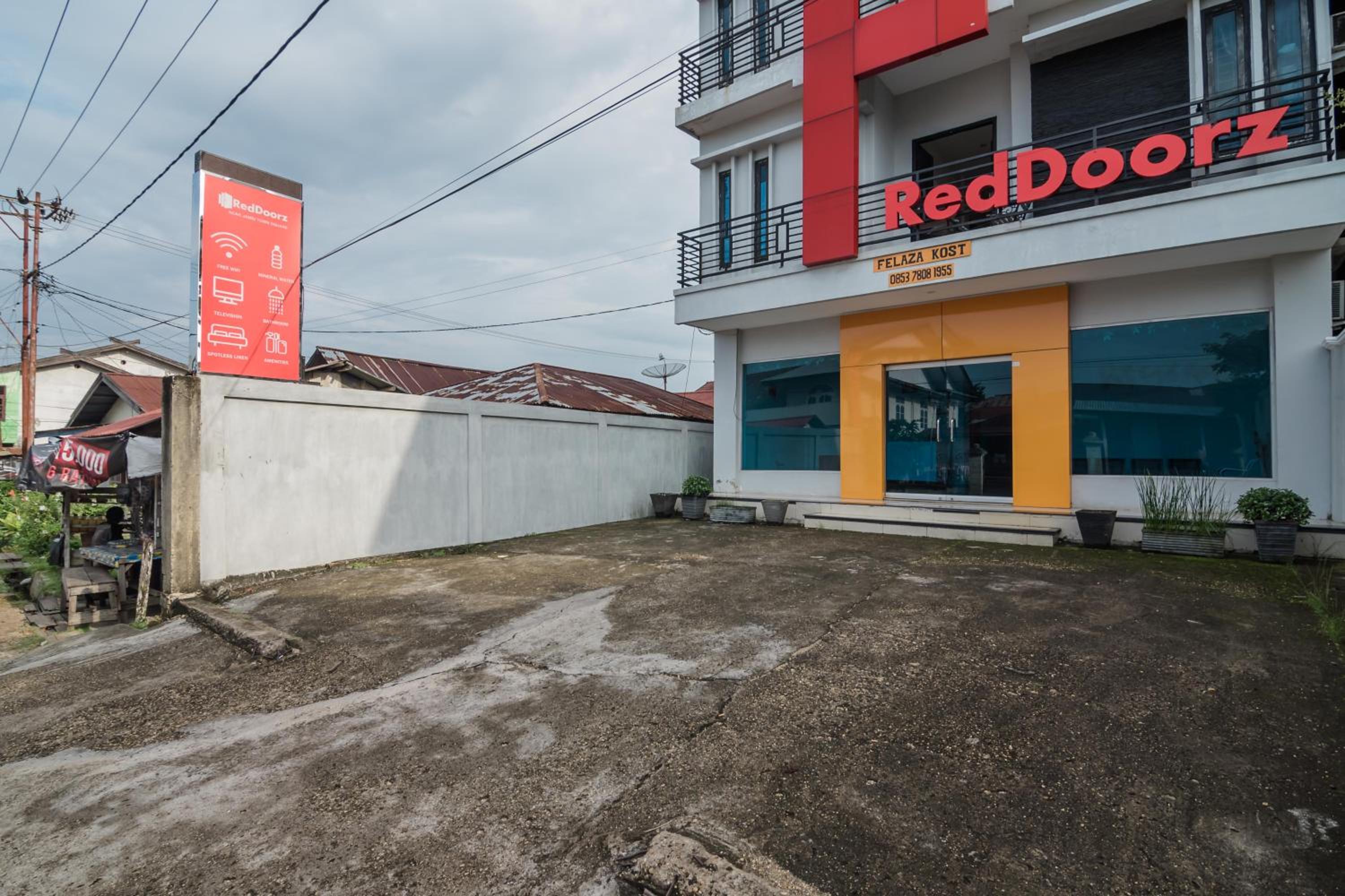 RedDoorz Syariah near Jamtos Jambi view 3