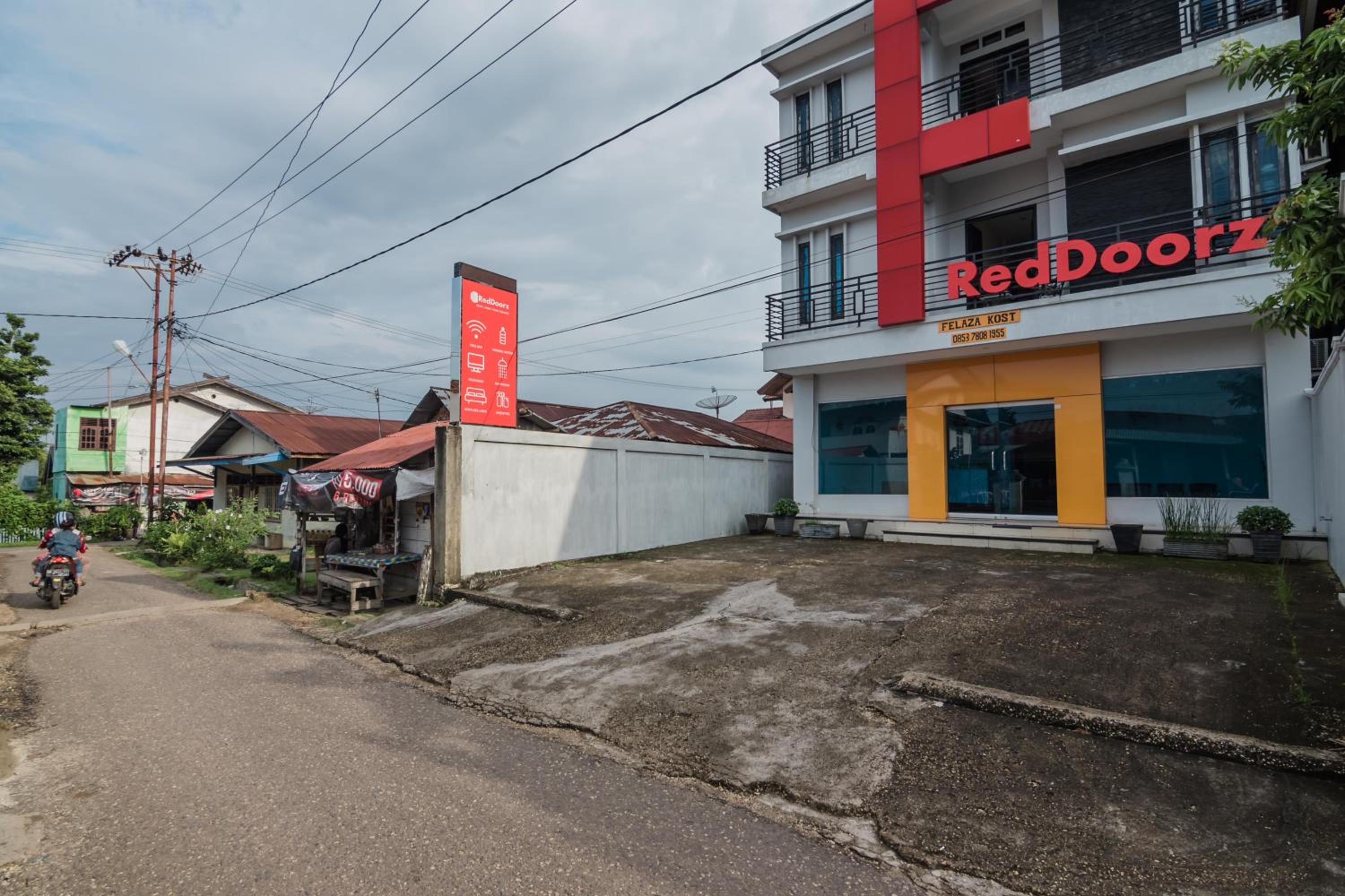 RedDoorz Syariah near Jamtos Jambi view 2
