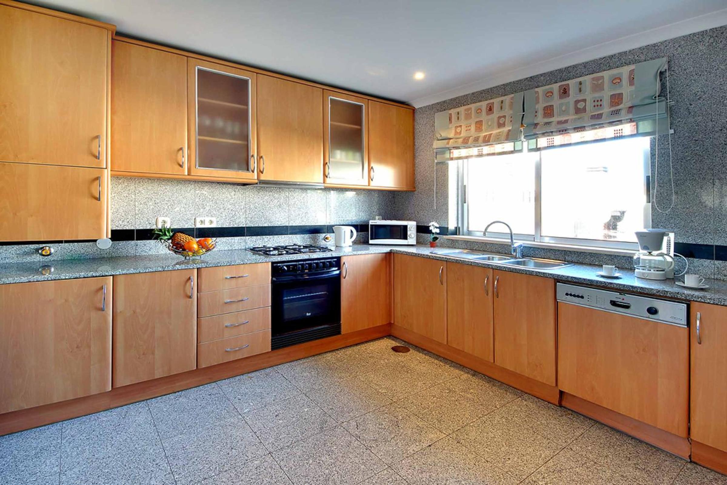 Casa Ferrero en Guia — kitchen