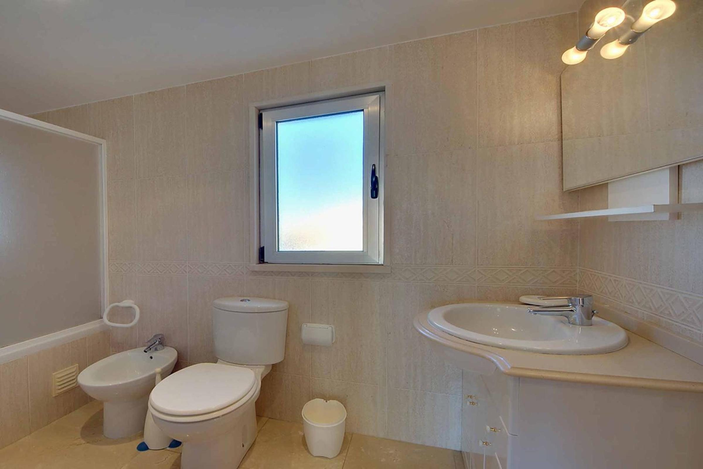 Casa Ferrero en Guia — bathroom