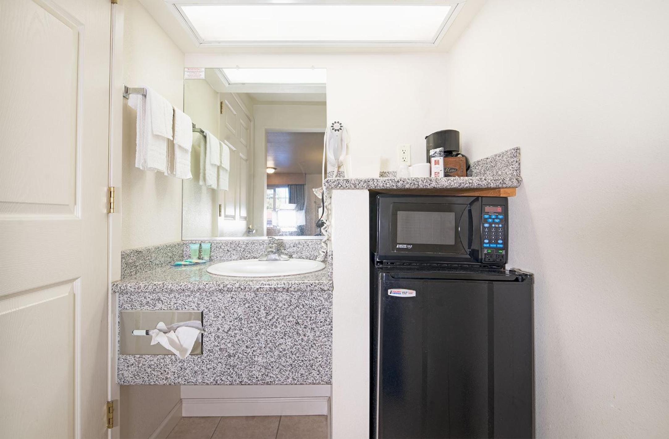 Turlock Vacations - Turlock Inn - Property Image 4