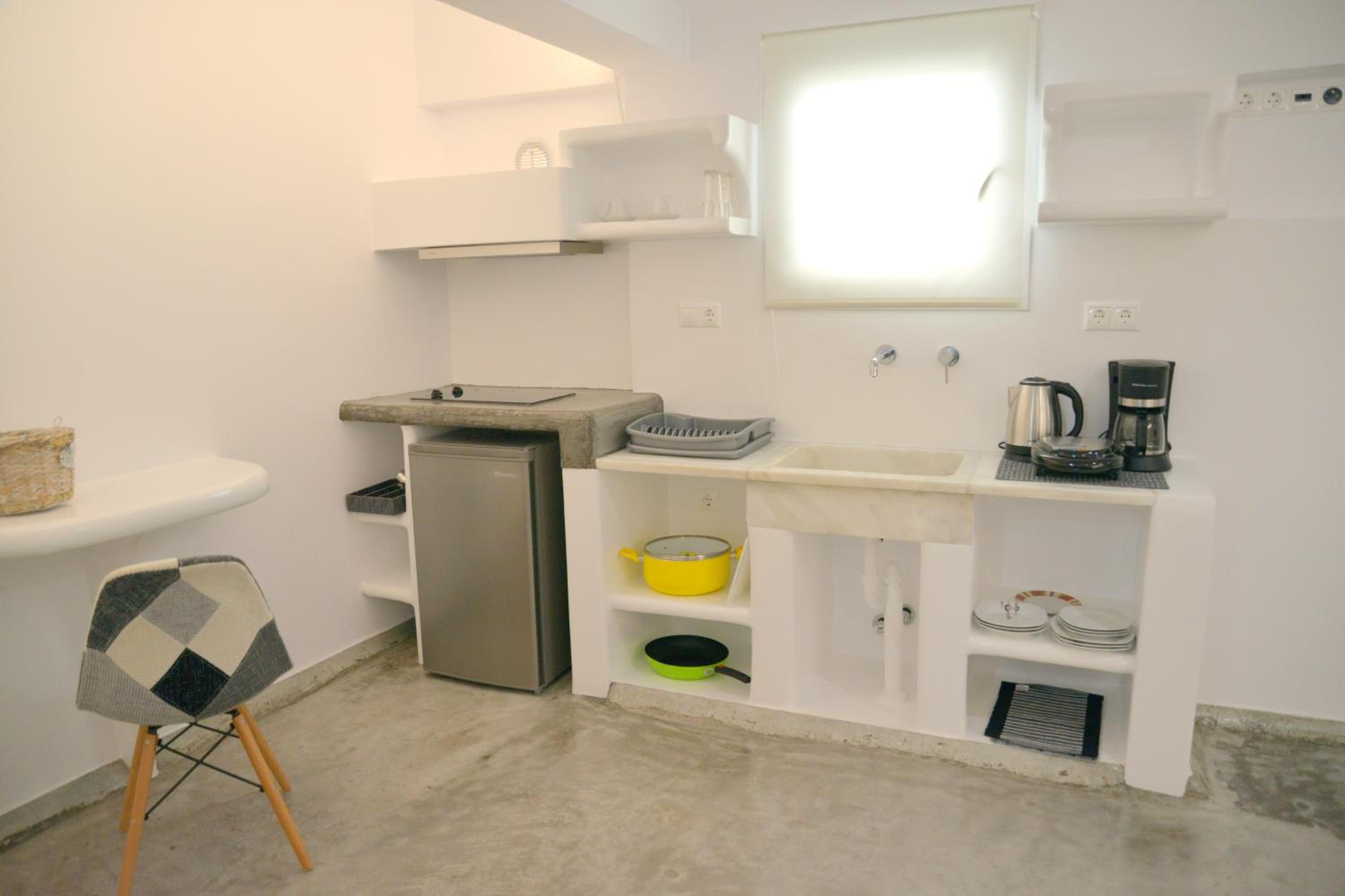 Moschoula Studios en Adamas — kitchen