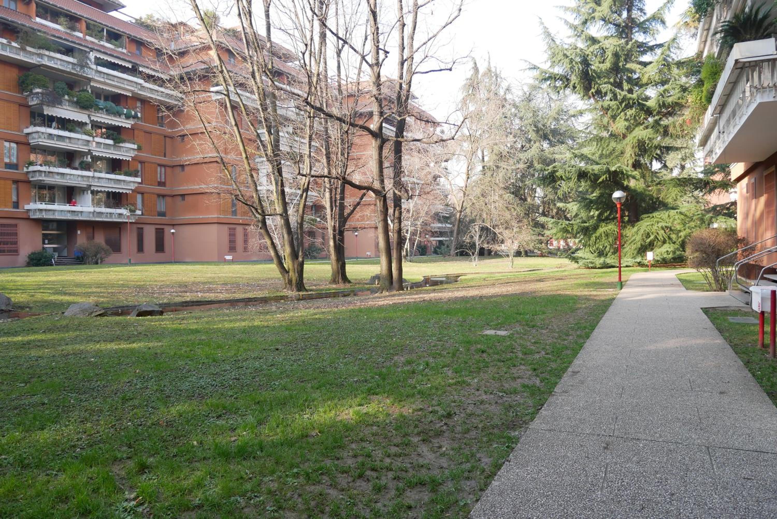 GuestHost - Raffaella splendido bilo x4