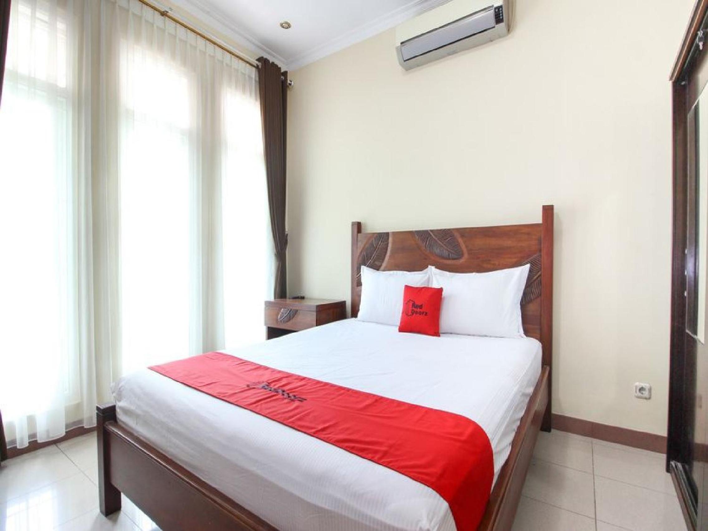 RedDoorz Plus near STIE YKPN