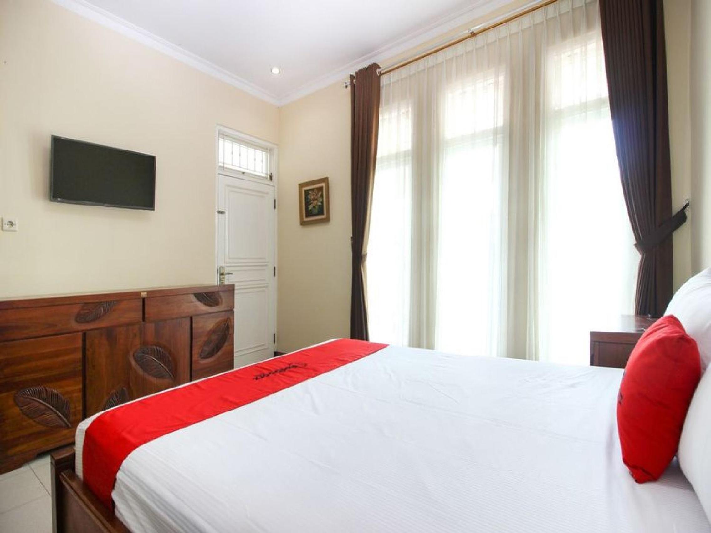 RedDoorz Plus near STIE YKPN