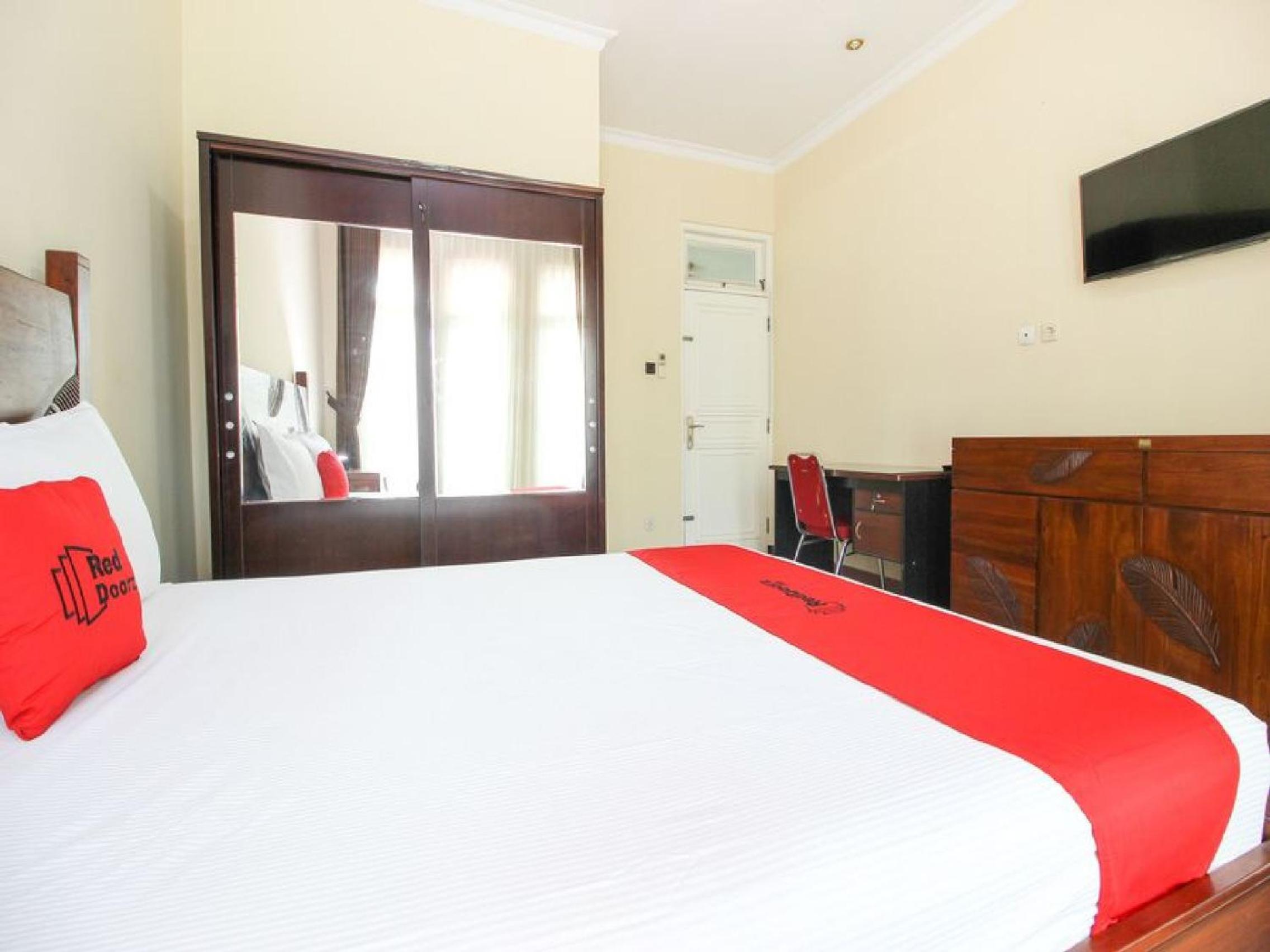 RedDoorz Plus near STIE YKPN