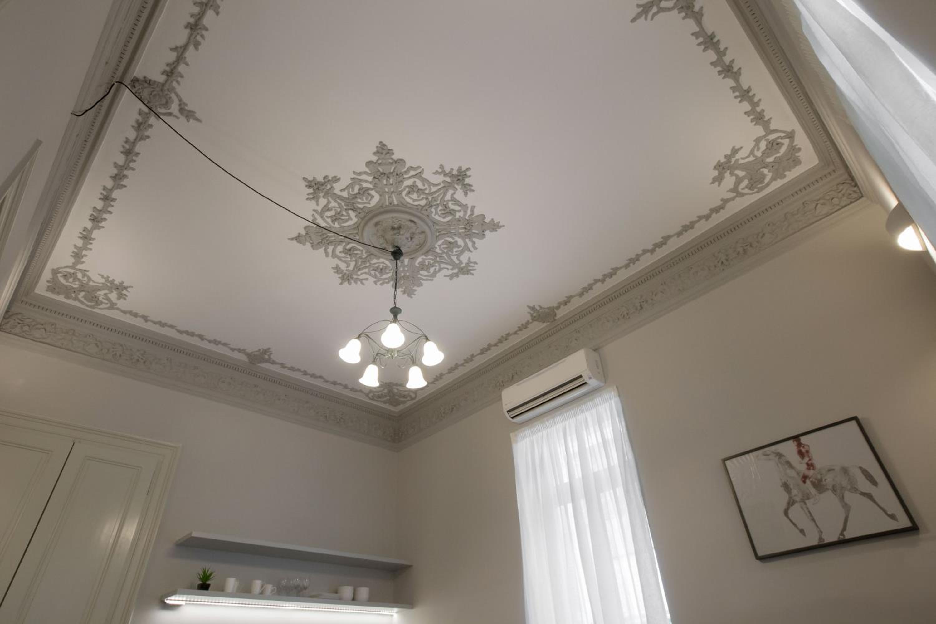 Magnificent neoclassical apt in Syntagma-Plaka