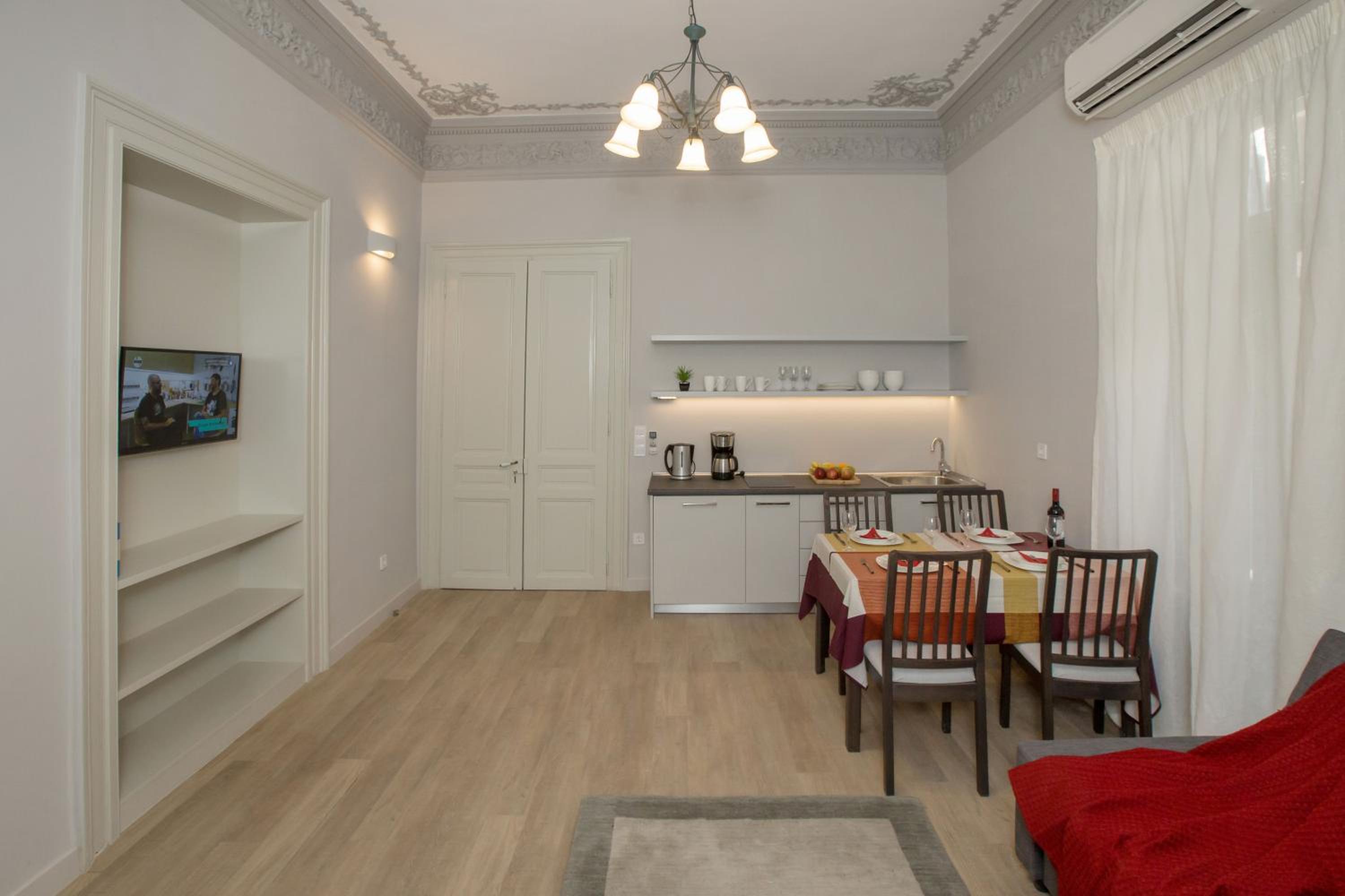 Magnificent neoclassical apt in Syntagma-Plaka