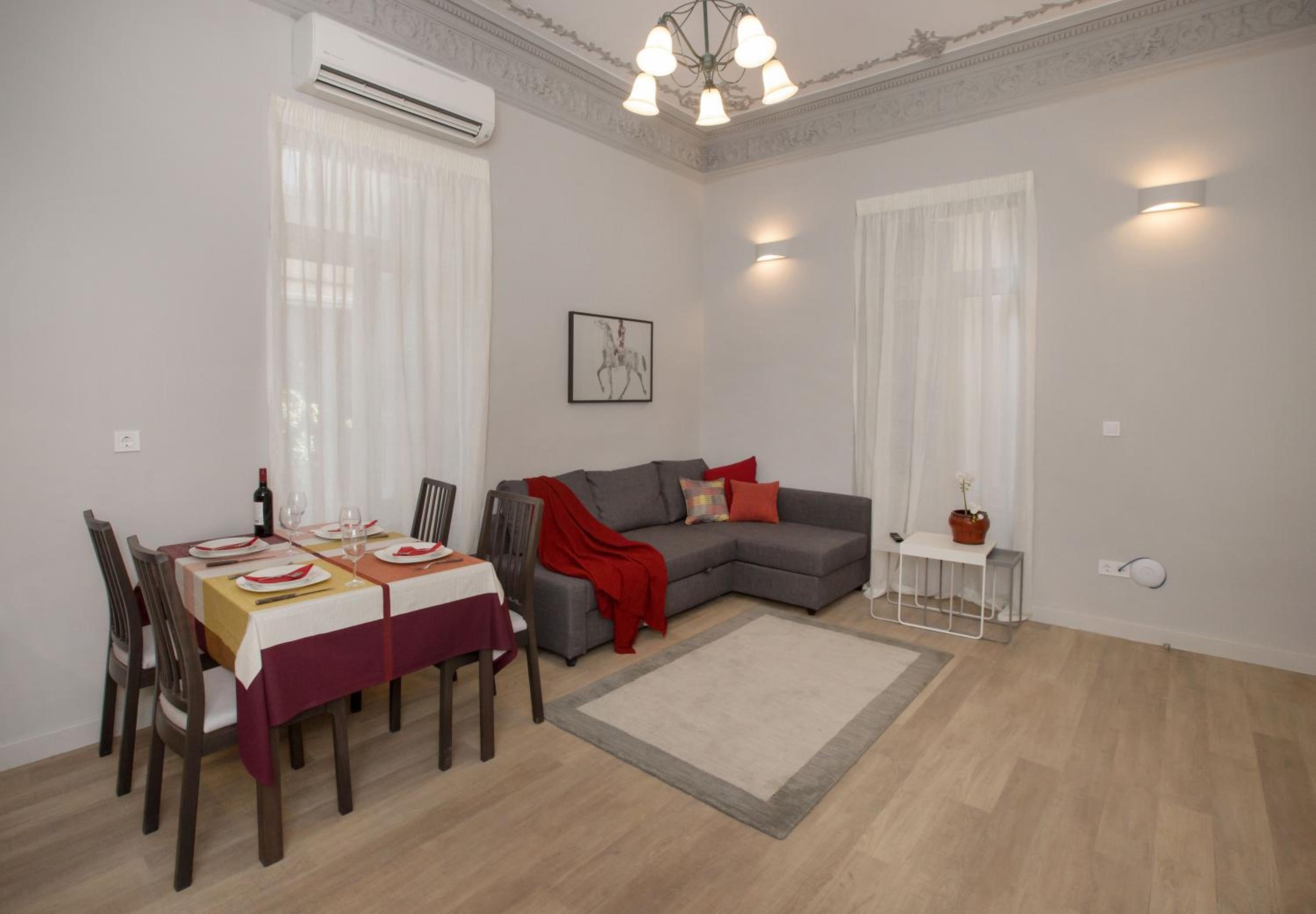 Magnificent neoclassical apt in Syntagma-Plaka