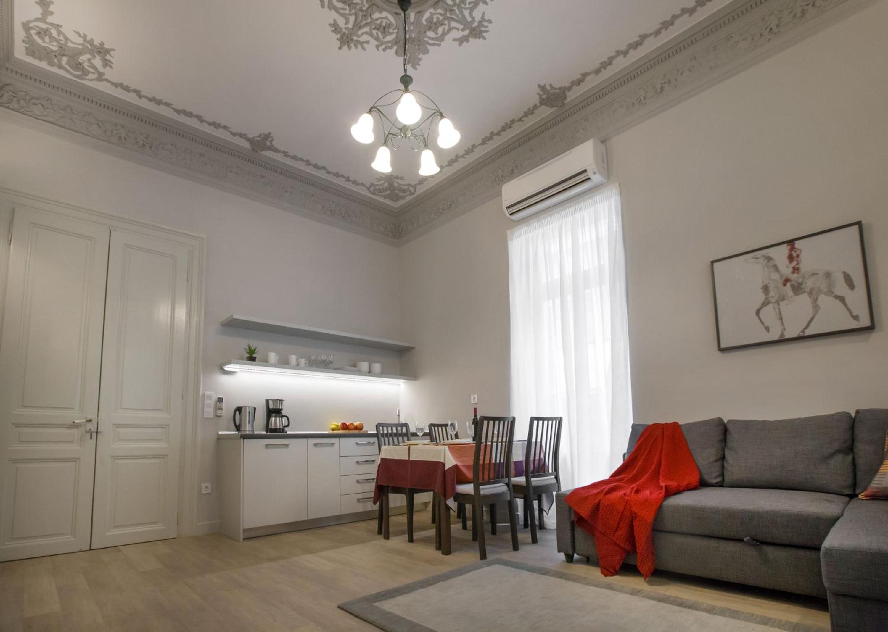 Magnificent neoclassical apt in Syntagma-Plaka