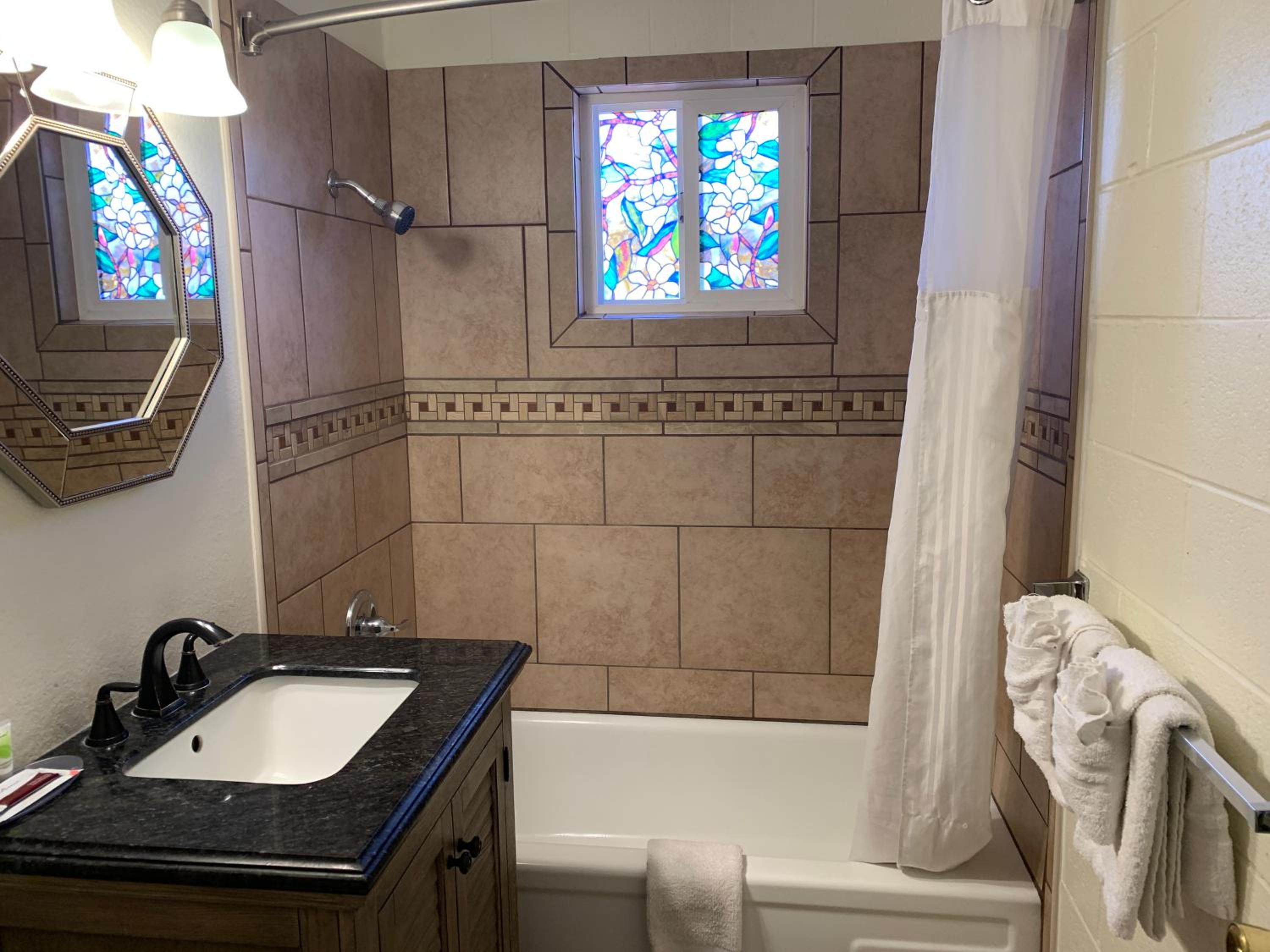 Klamath Falls Vacations - Townhouse Inn  Suites - Property Image 4