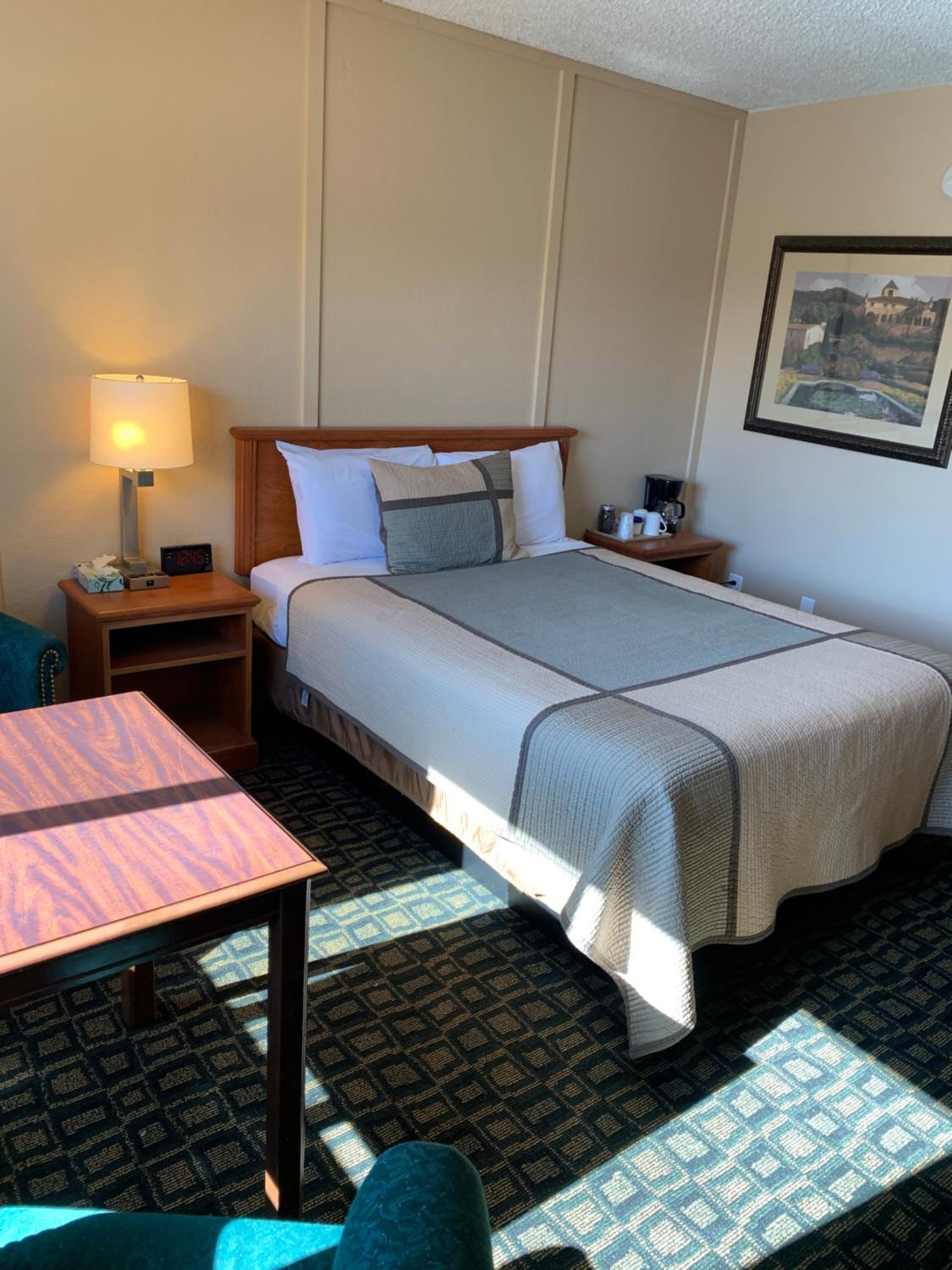Klamath Falls Vacations - Townhouse Inn  Suites - Property Image 3