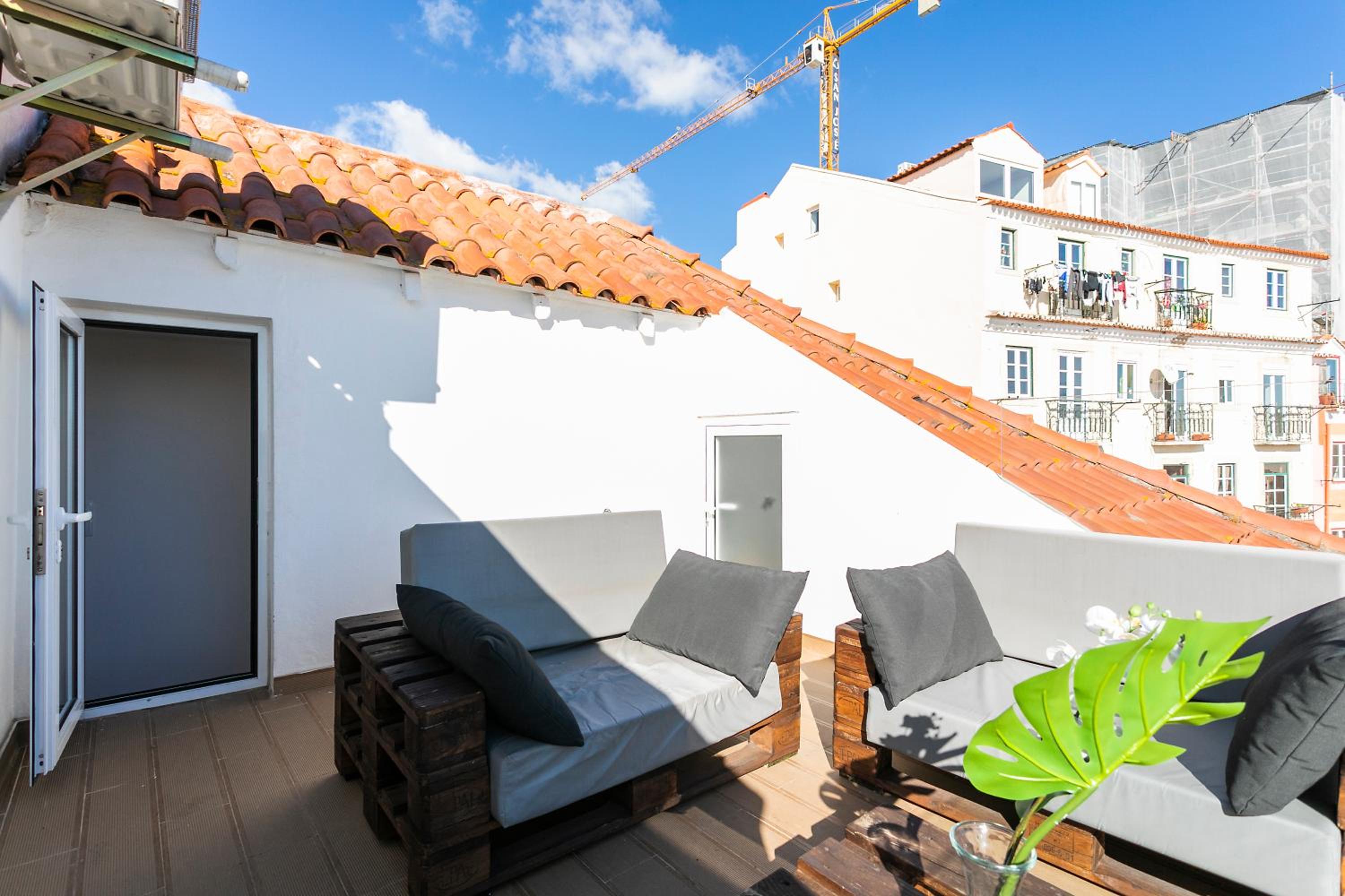 Cosy Alfama Hideout - with rooftop terrace view 3