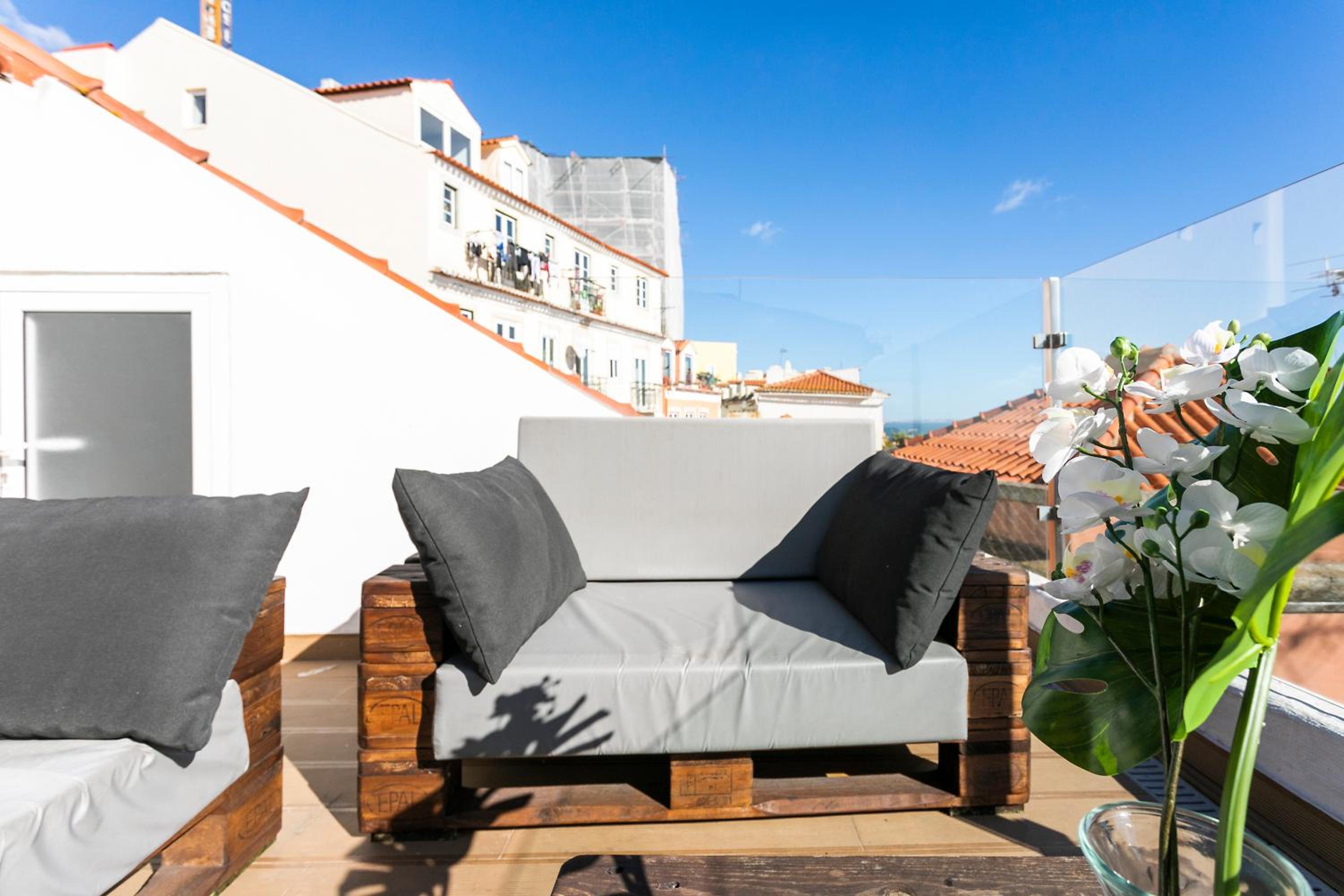 Cosy Alfama Hideout - with rooftop terrace view 2