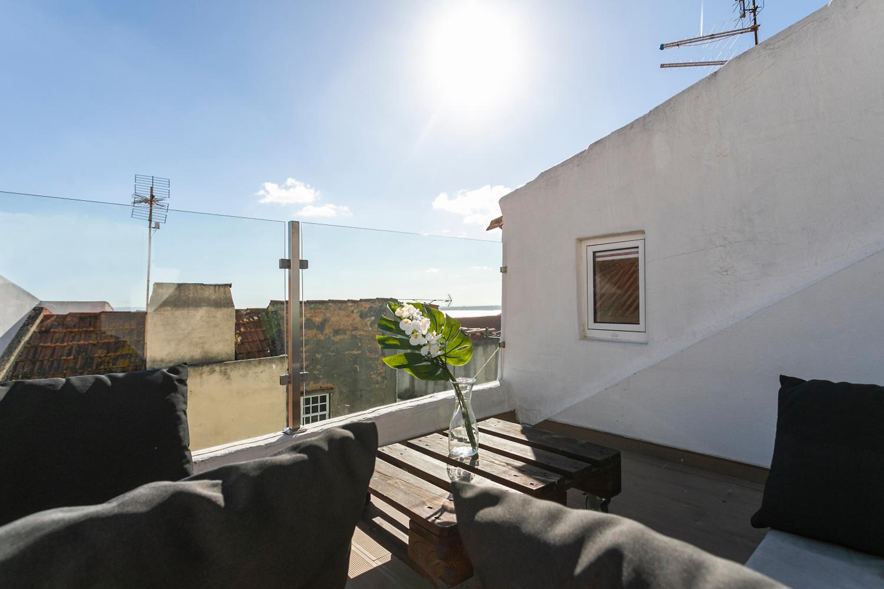 Cosy Alfama Hideout - with rooftop terrace view 4