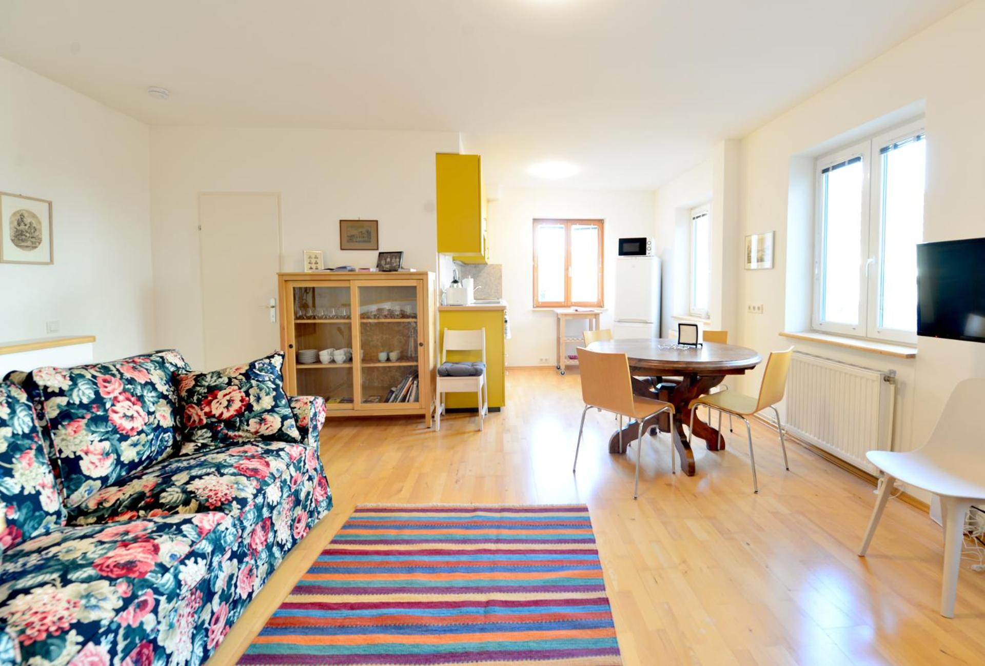 House With Courtyard & Parking Close To Stadtpark
